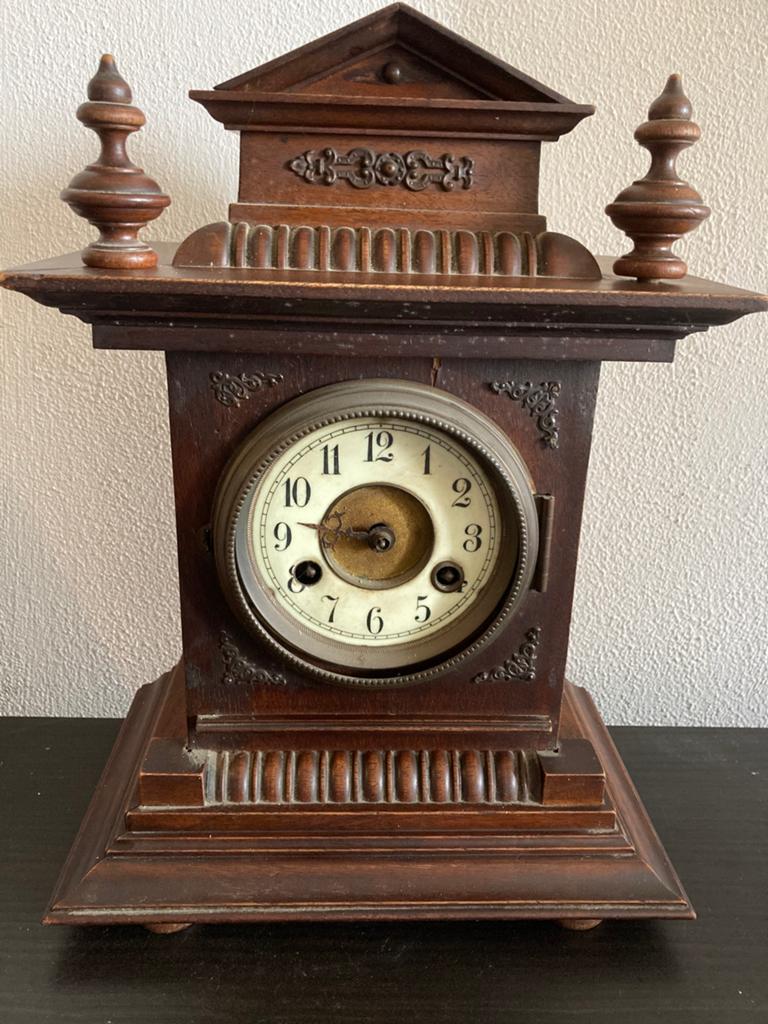 Antieke houten tafelklok - Decoratieve mantelklok, Antiek en Kunst, Antiek | Klokken, Ophalen of Verzenden
