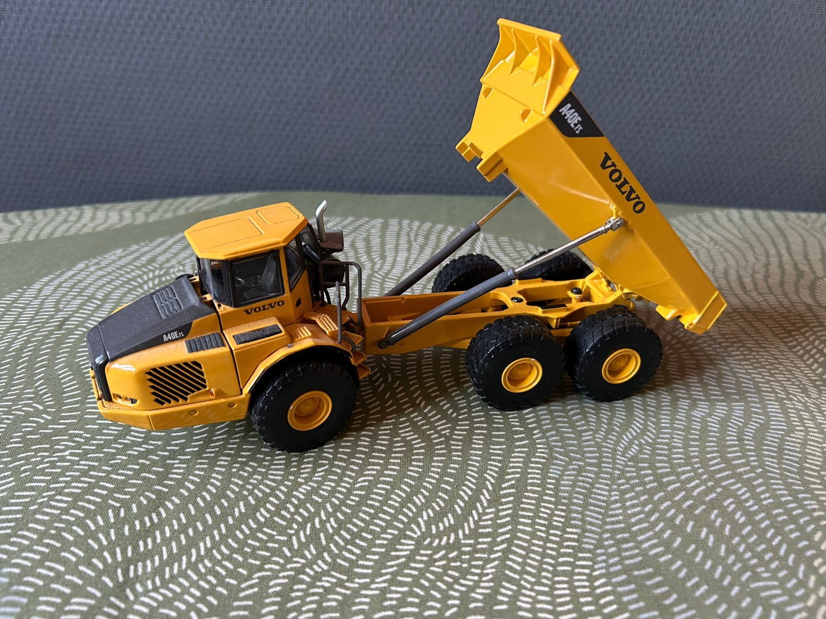 Volvo dumptruck, Ophalen of Verzenden, Groter dan 1:32, Auto, Overige merken