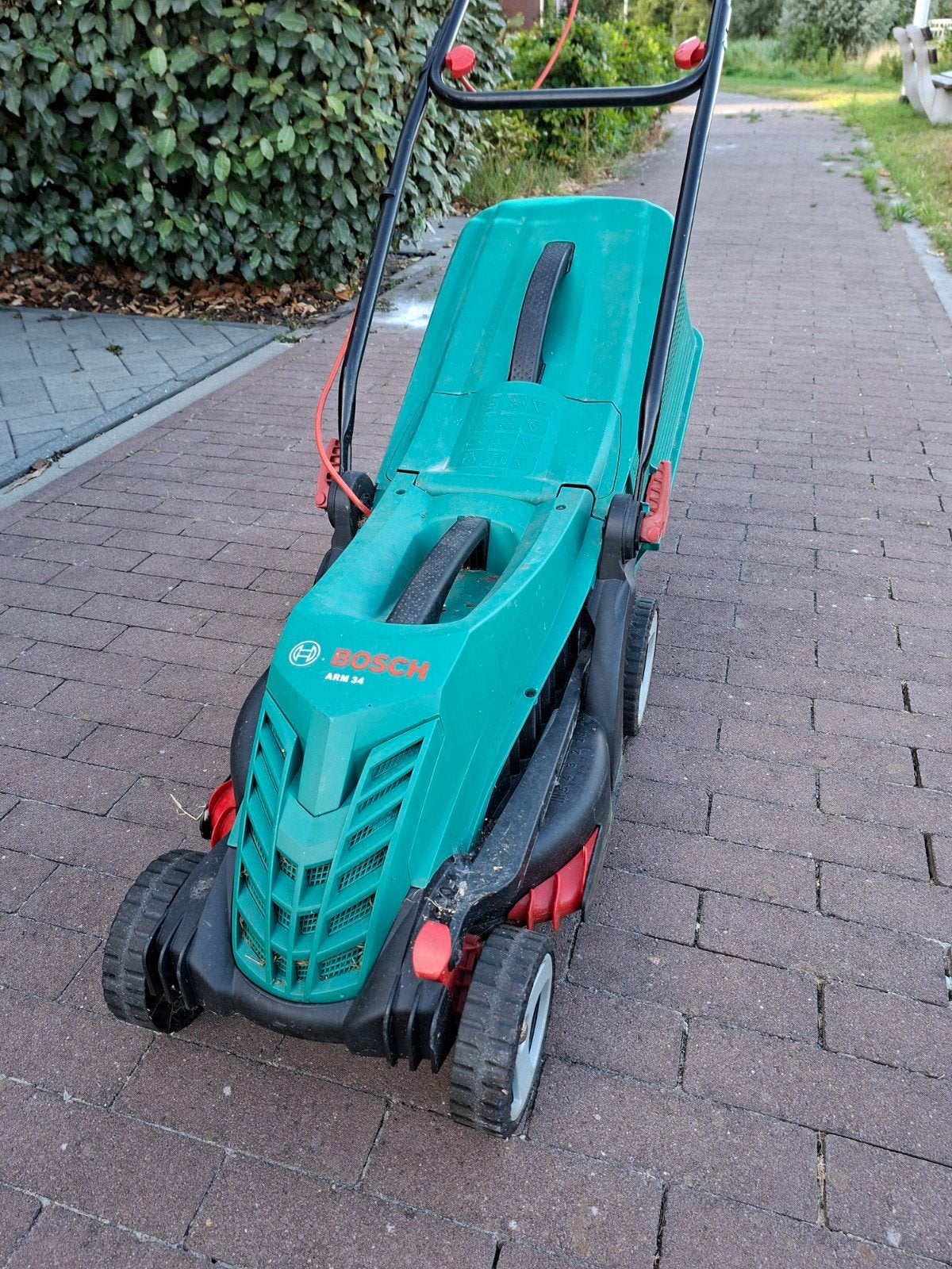 Bosch ARM34cm 1300W, Ophalen, Cirkelmaaier, Gebruikt, Elektrische grasmaaier