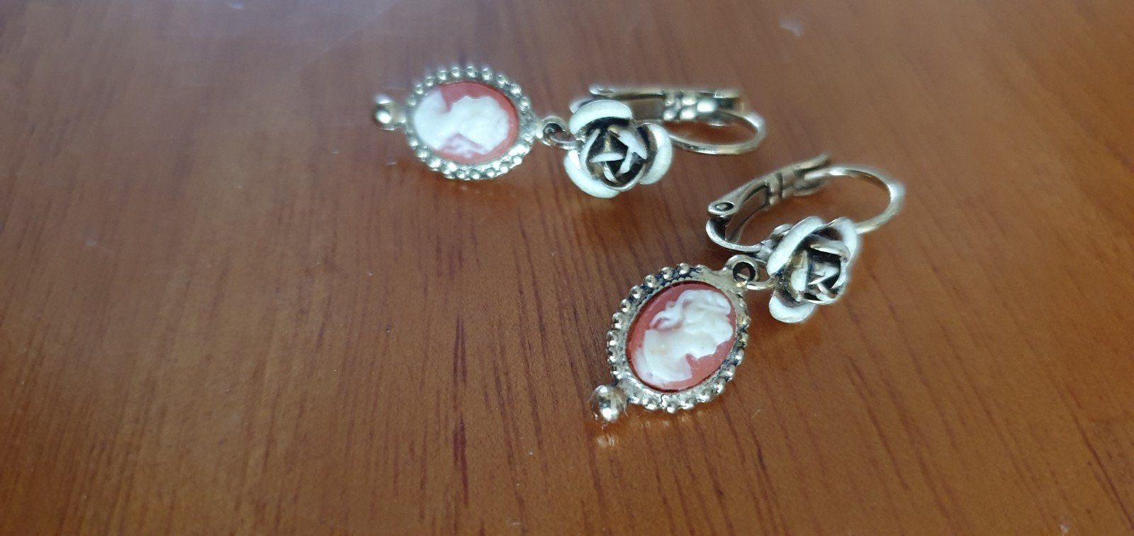 Goudkleurige Camee Oorbellen met Rozen, Ophalen of Verzenden, Zo goed als nieuw, Goud, Overige materialen