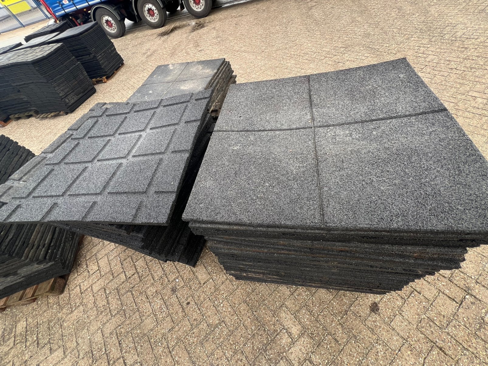 536 stuks 100x100x3 rubberen tegels, Ophalen, Overige typen, Rubber, Zo goed als nieuw