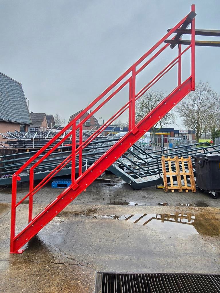 Stalen trap rood. Hoog 2,8 mtr. Nor005, Doe-het-zelf en Verbouw, Ladders en Trappen, Ophalen
