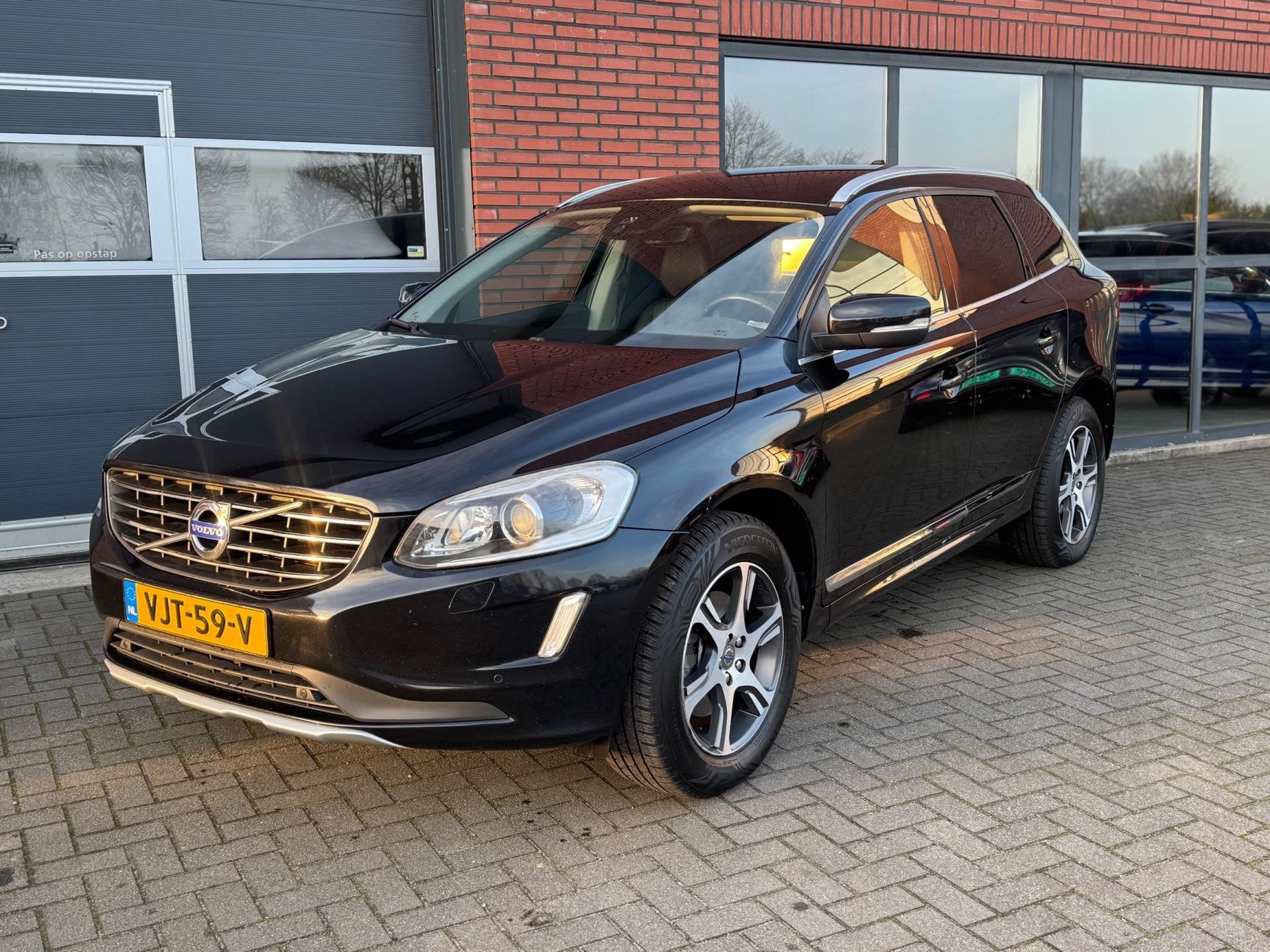 Volvo XC60 Grijs Kenteken 2.0 D4 FWD Summum Cruise Navi Euro, Auto's, Gebruikt, Euro 6, 4 cilinders, Zwart