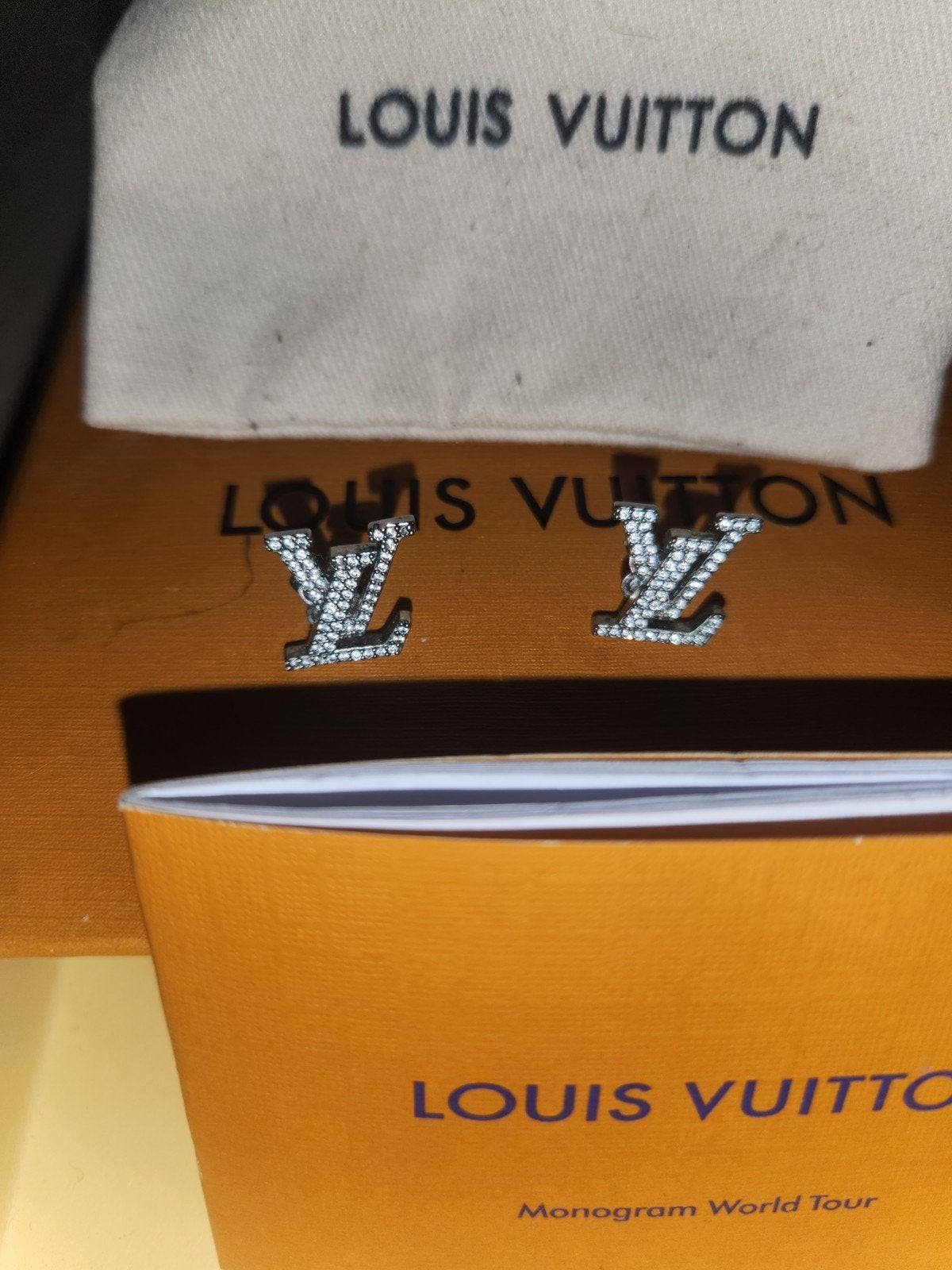 Originele Louis Vuitton oorbellen met LV-logo, Overige materialen, Ophalen of Verzenden, Zo goed als nieuw, Knopjes of Stekers