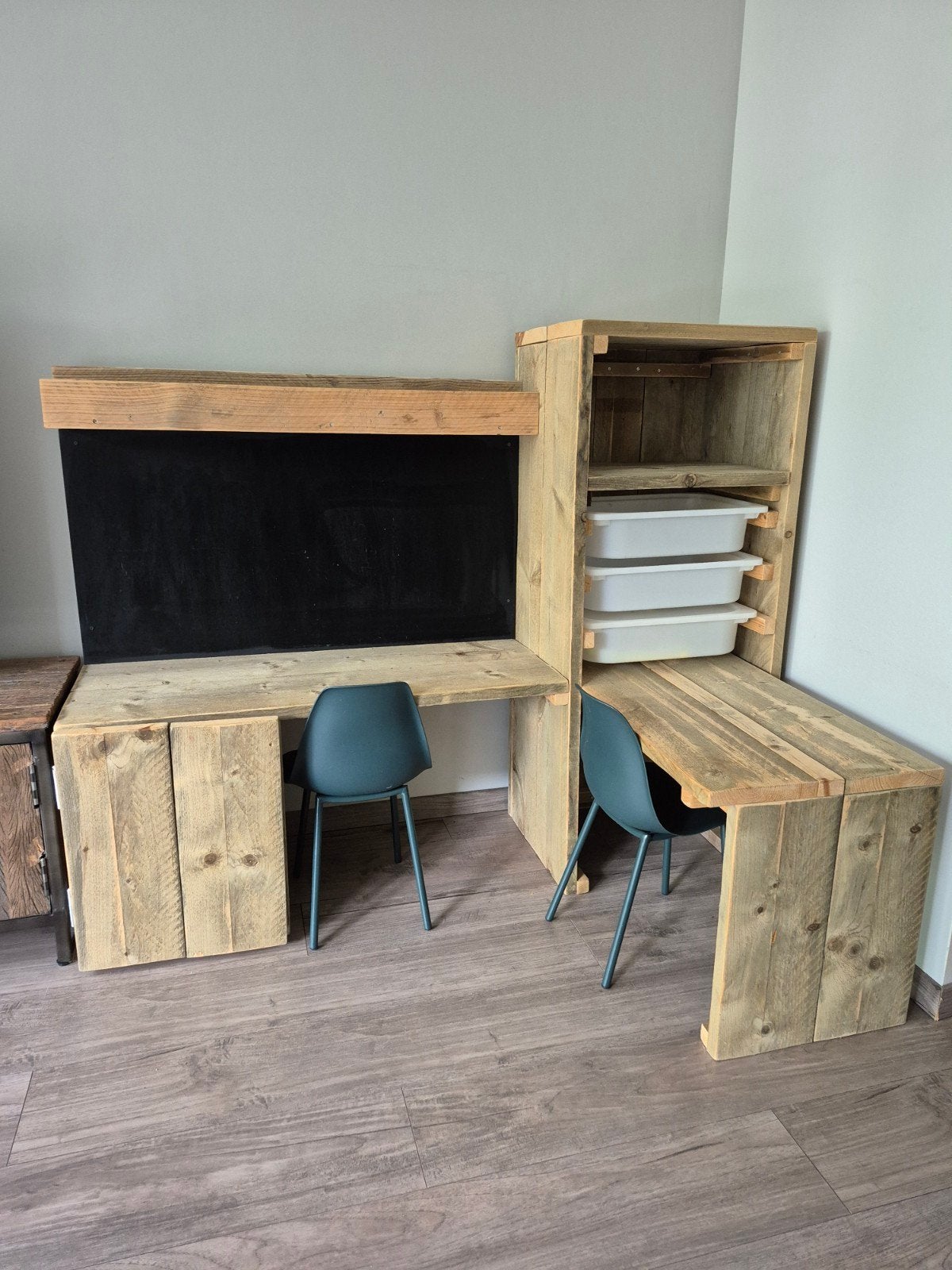 Stevig houten kinderbureau met opbergruimte en krijtbord, Ophalen, Met lades, Gebruikt, Hout