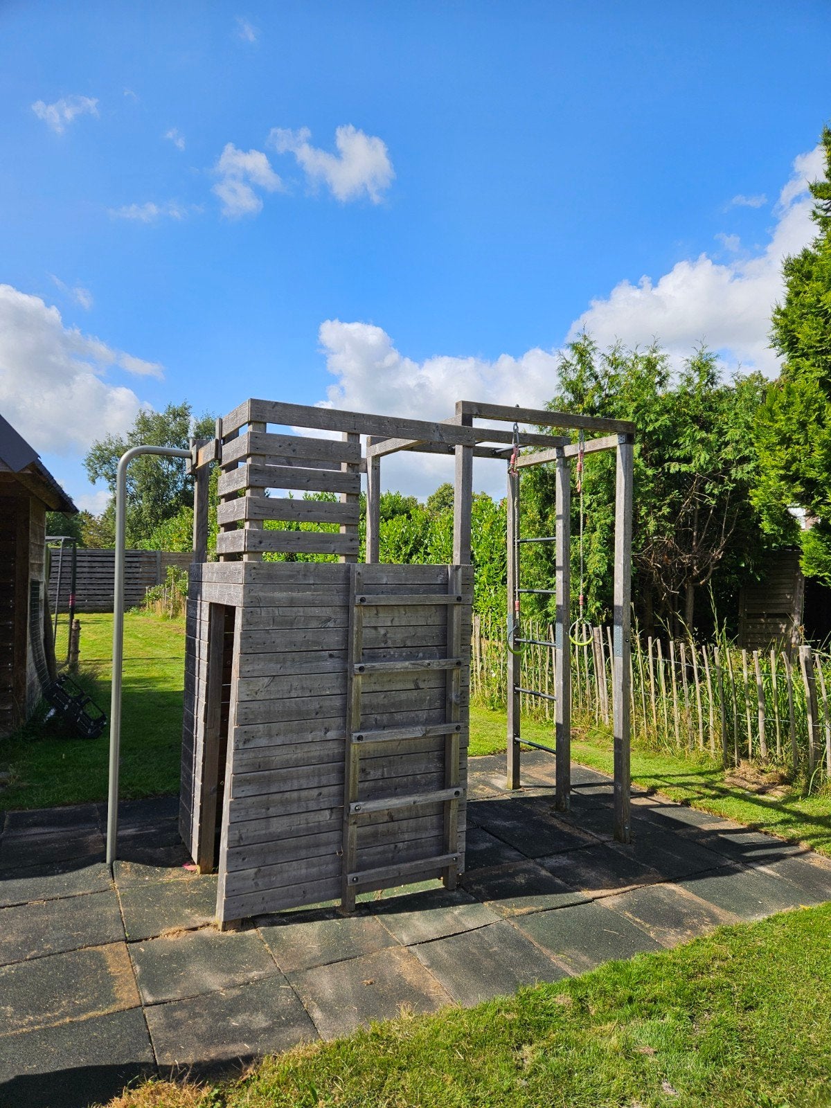Houten speeltoestel met klimwand en apenbrug, Ophalen, Klimwand