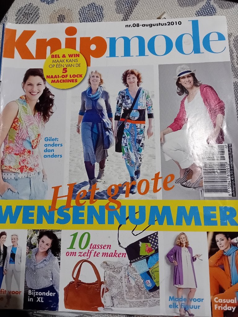 2 Knipmode's april en augustus 2010, Hobby en Vrije tijd, Kledingpatronen, Ophalen of Verzenden, Gebruikt, Vrouw, Knipmode