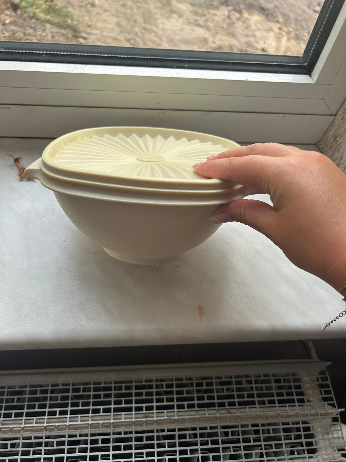 Tupperware Schaaltje met Deksel - Crème, Huis en Inrichting, Keuken | Tupperware, Gebruikt, Schaal, Ophalen of Verzenden, Met deksel