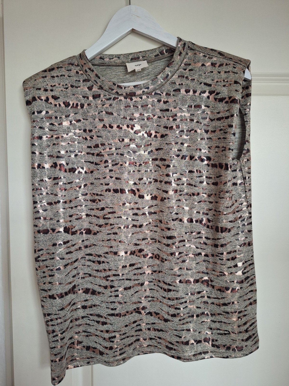 Stijlvolle an'ge mouwloze top met schoudervullinge, Kleding | Dames, Tops, Maat 38/40 (M), An'ge, Ophalen of Verzenden, Zo goed als nieuw