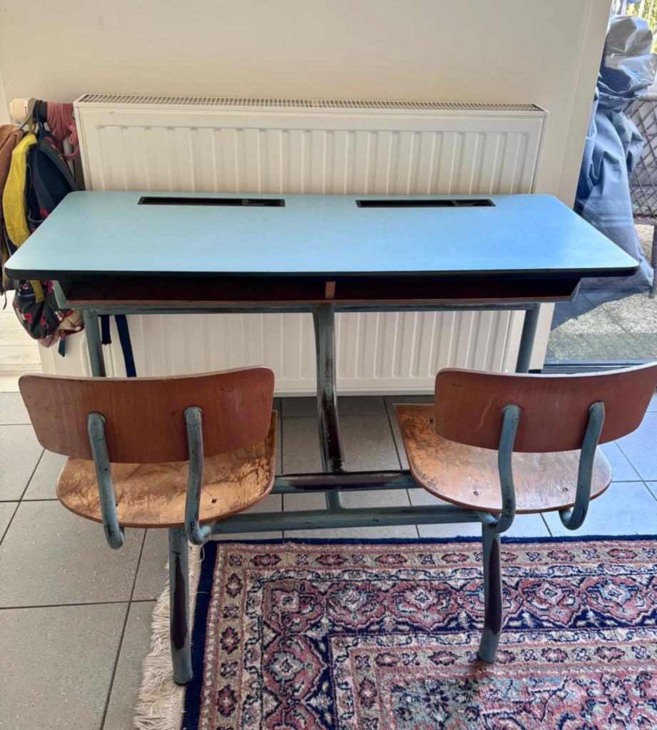 Vintage Belgisch schoolbankje met blauw formica tafelblad, Kinderen en Baby's, Ophalen of Verzenden, Gebruikt, Tafel(s) en Stoel(en)