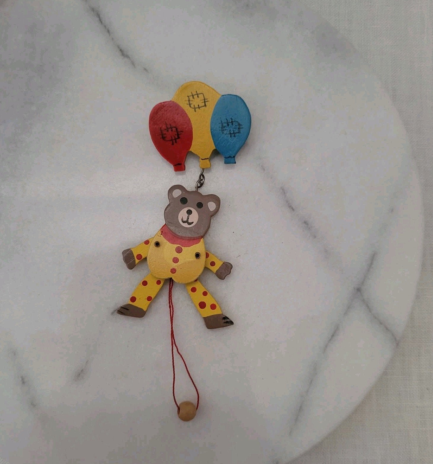 Vintage Houten Trekpop Broche – Teddybeer met ballonnen, Verzenden, Zo goed als nieuw, Overige materialen