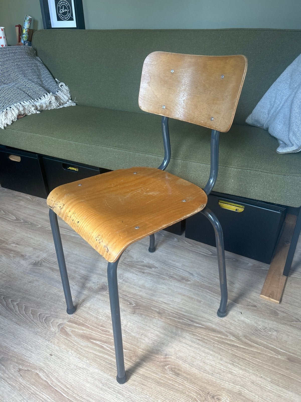 Oude schoolstoel met stalen buisframe, Ophalen