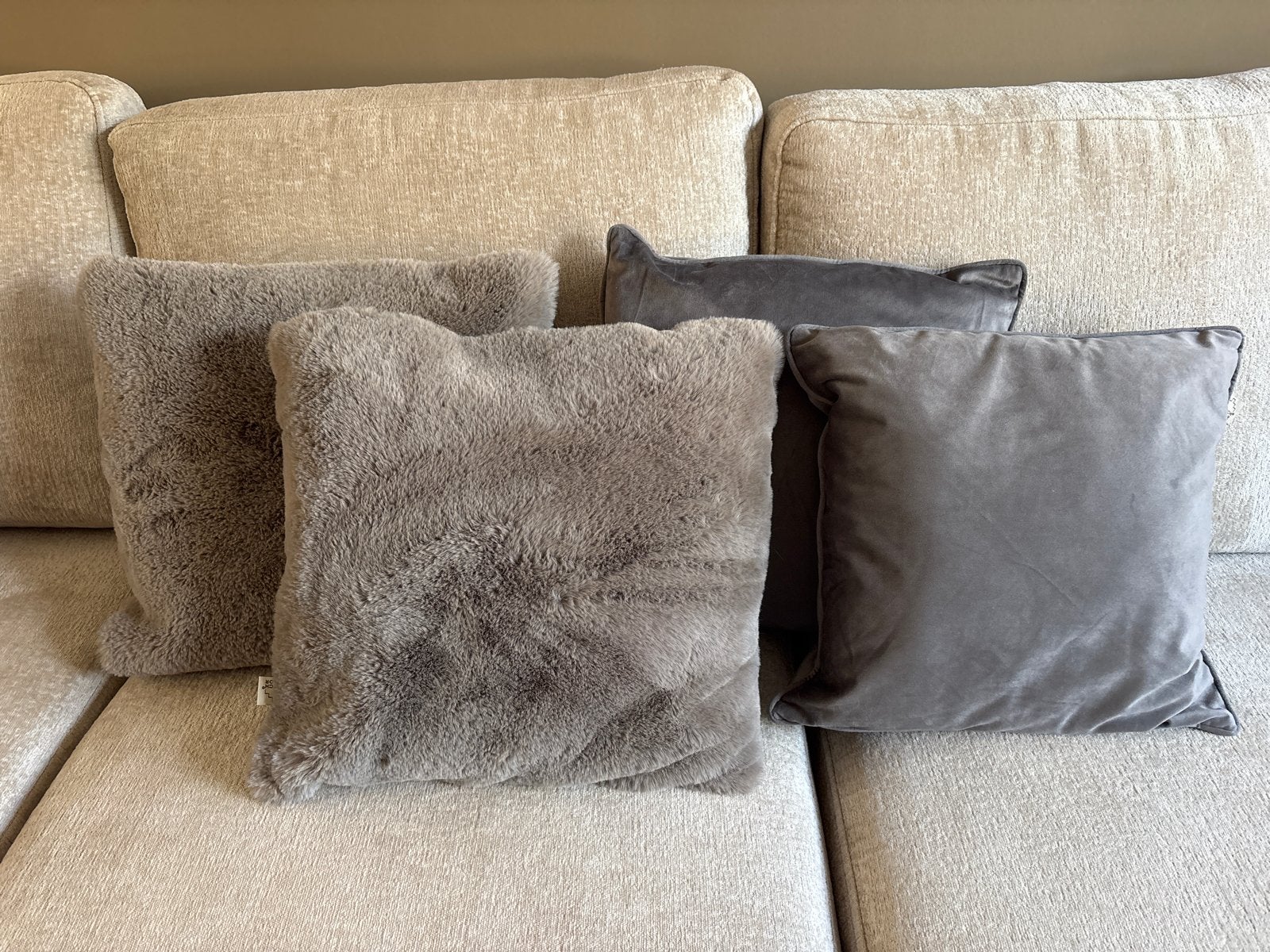 Set van 4 grijze sierkussens - 2x teddy, 2x fluweel, Vierkant, Ophalen of Verzenden, Zo goed als nieuw, Sierkussen