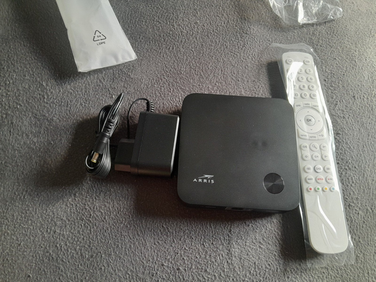 Arris Decoder met afstandsbediening en adapter, Ophalen of Verzenden, Zo goed als nieuw, Decoder