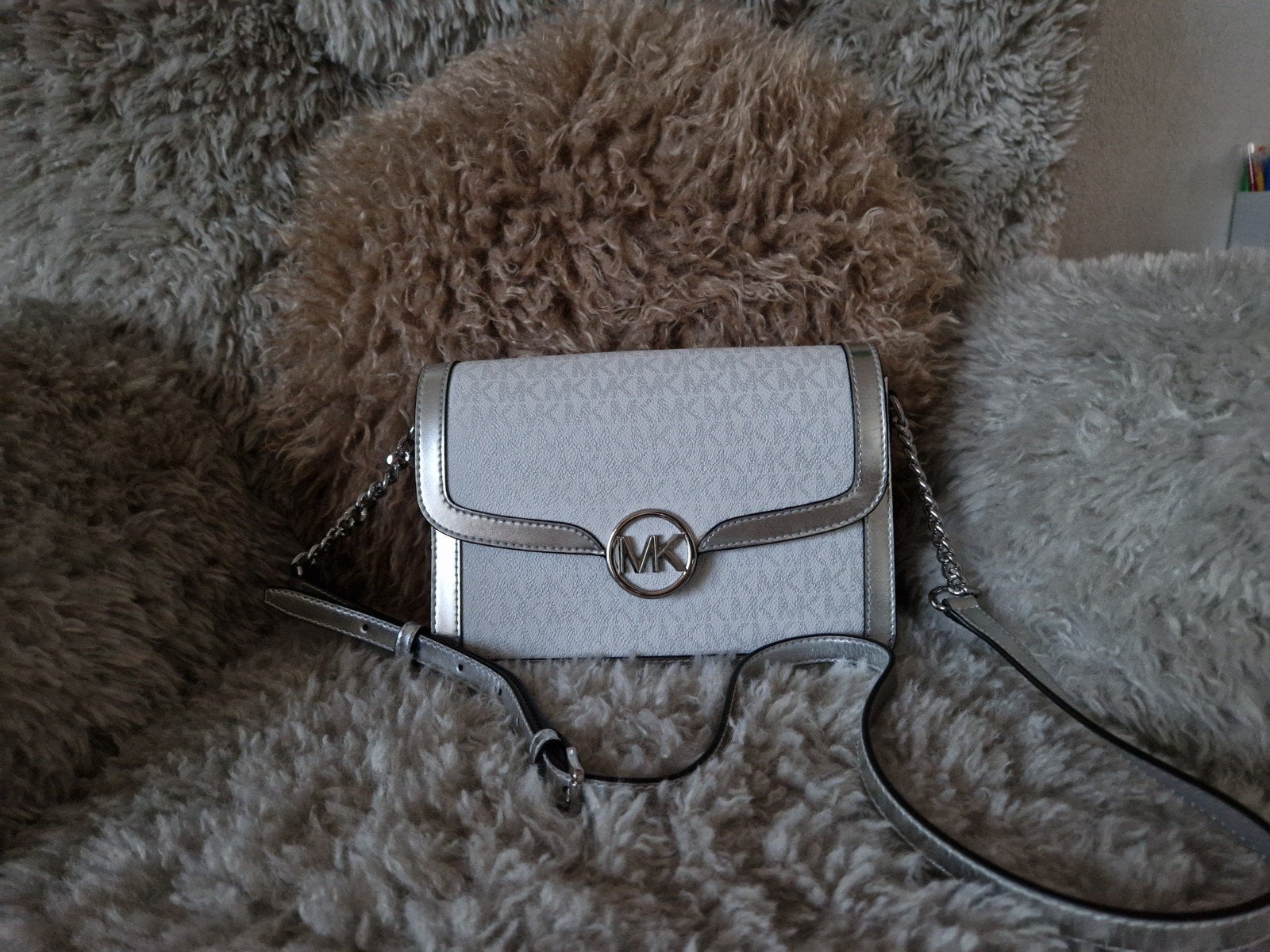 Michael Kors Schoudertasje - Zilver/Wit met MK-logo, Ophalen of Verzenden, Zo goed als nieuw, Wit, Schoudertasje