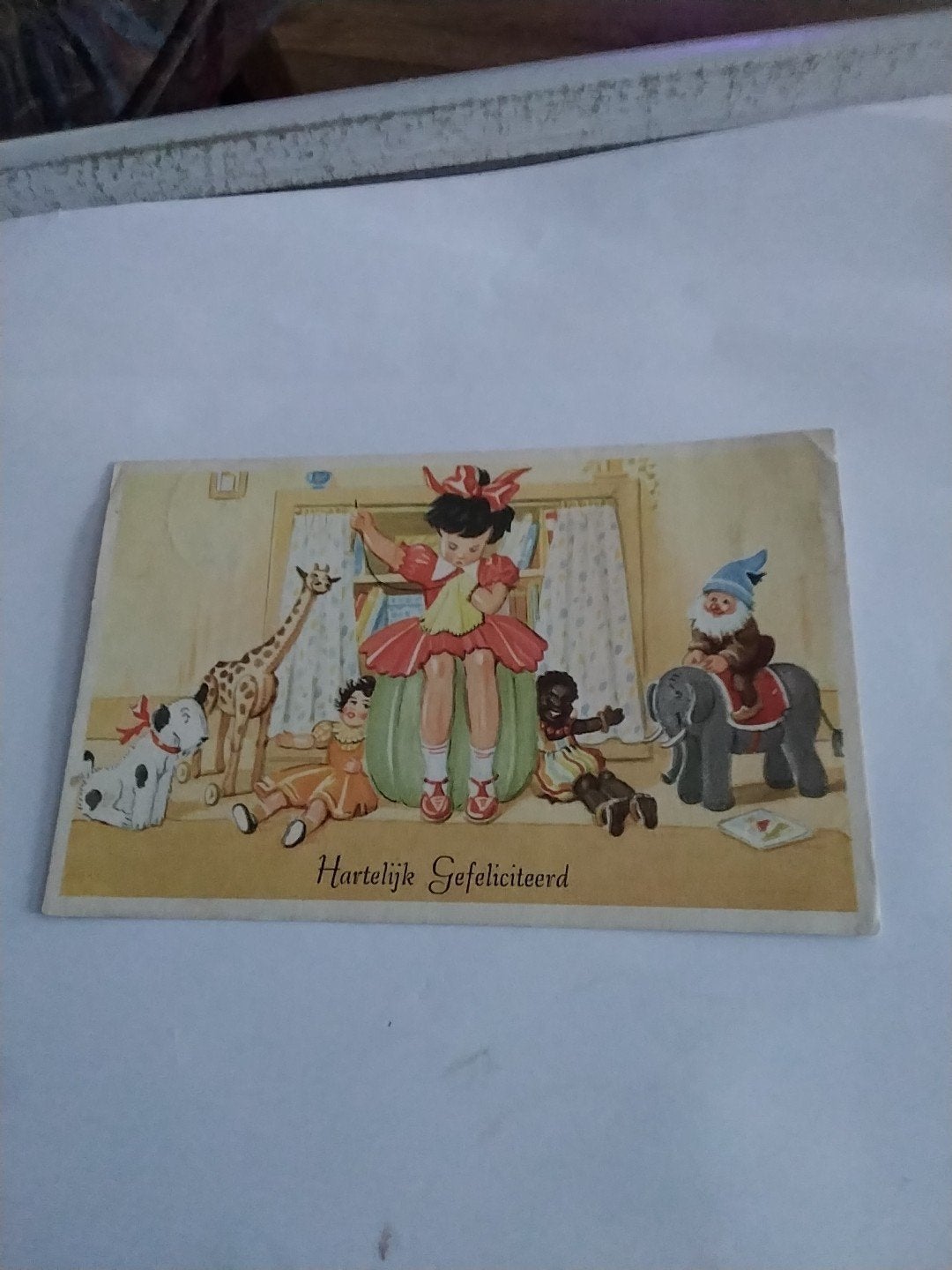Vintage Ansichtkaart: meisje  met poppen en knuffels, Ophalen of Verzenden, Voor 1920