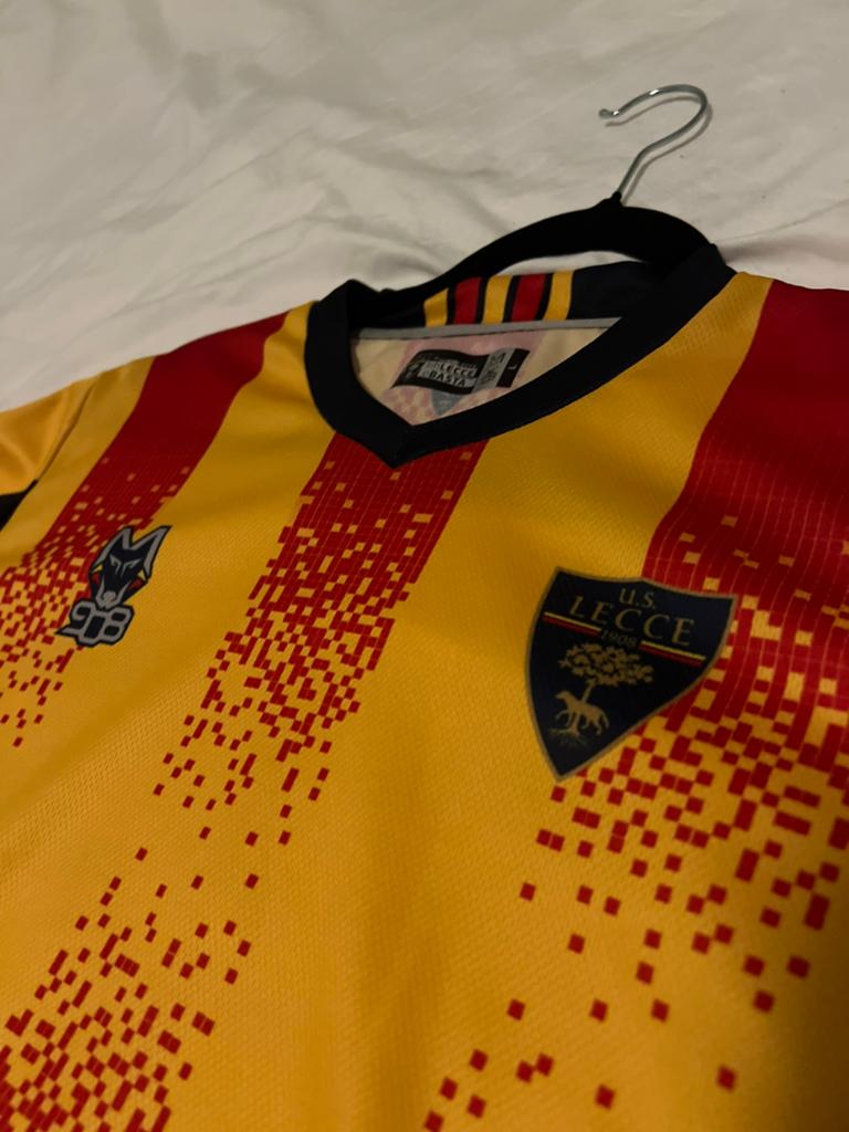 Lecce thuisshirt, maat L, Maat 52/54 (L), Overige kleuren, Ophalen of Verzenden, Zo goed als nieuw