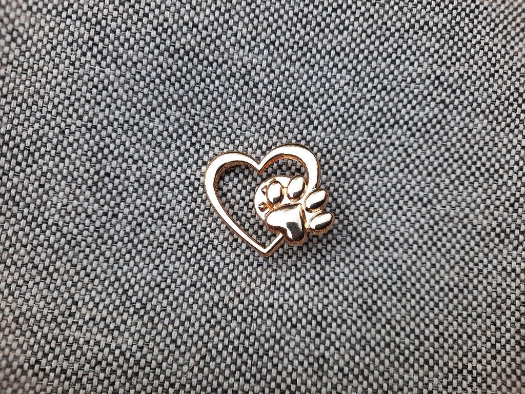 1 pin van een goudkleurig hartje met een hondenpoot te koop, Verzamelen, Ophalen of Verzenden, Nieuw, Overige onderwerpen, Speldje of Pin