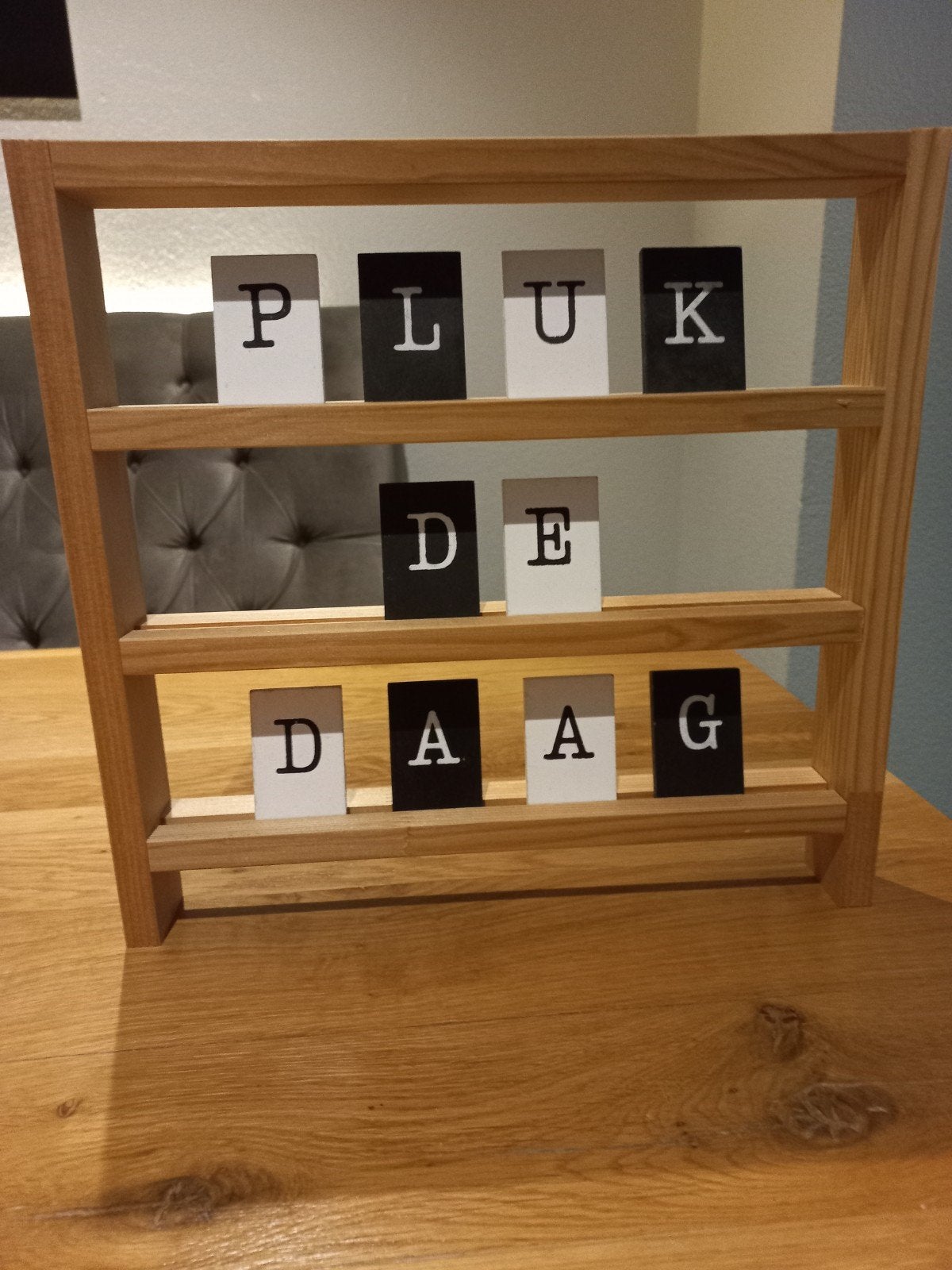 Moderne letterbak met inspirerende tekst 'Pluk de daag', Ophalen, Hout, Meerkleurig, Nieuw