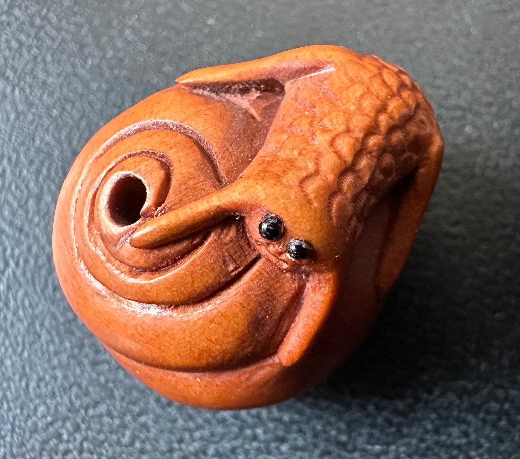 Ojime in buxushout van een kreeftje op een schelp Japan, Antiek en Kunst, Bruin, Ophalen of Verzenden, Japan, Houtsnijwerk
