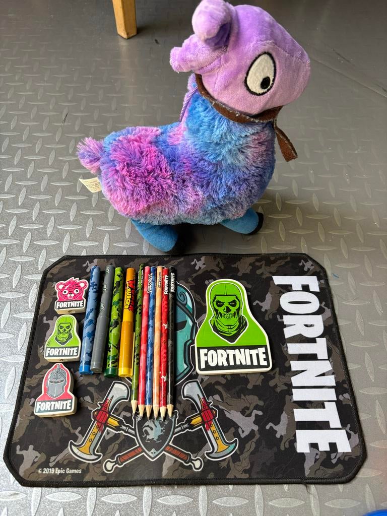 Fortnite Llama knuffel met muismat en potloden, Paars, Gebruikt, Overige merken, Overige karakters