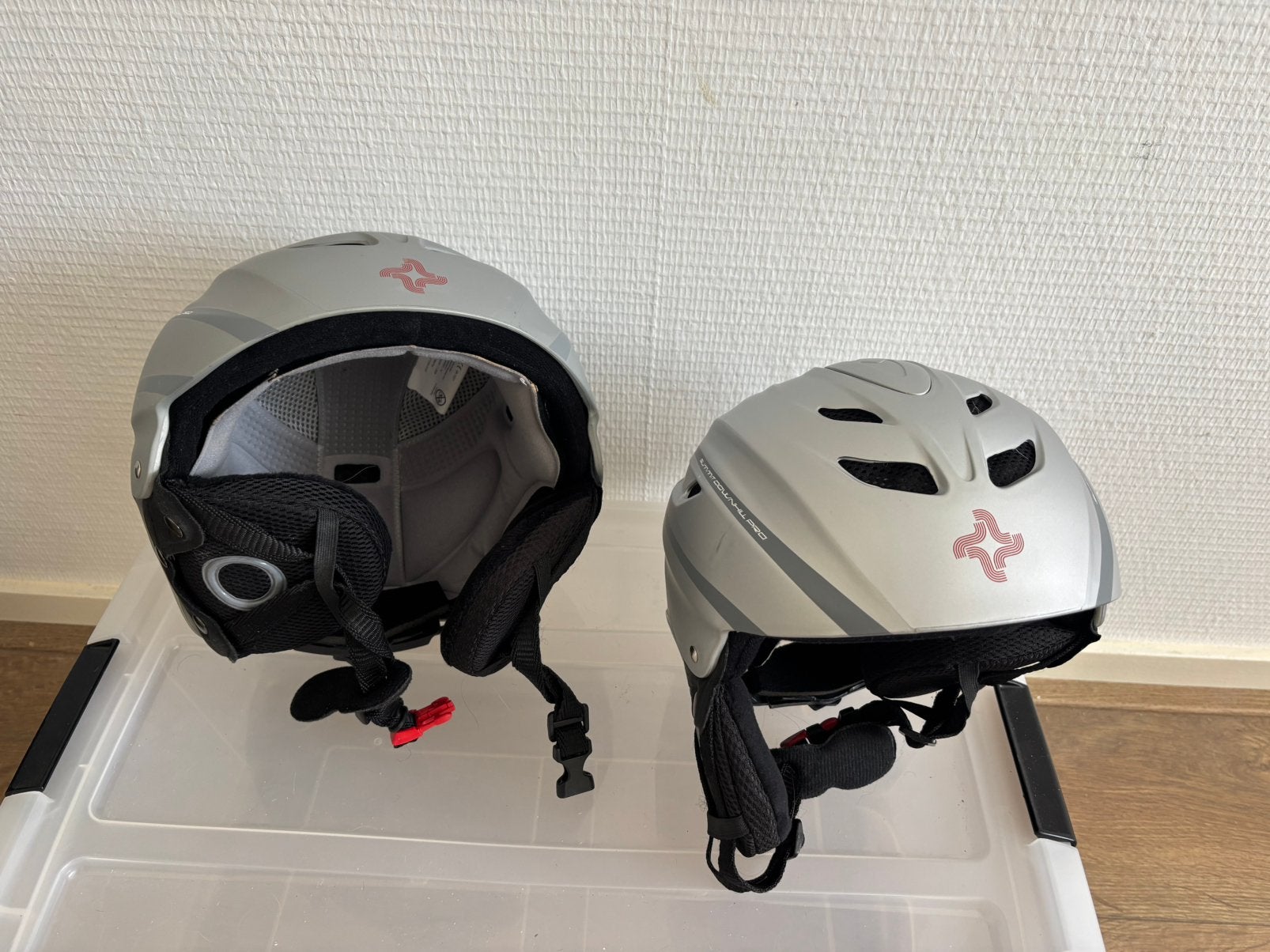 Twee skihelmen 1 keer gebruikt, Ophalen of Verzenden, Tweedehands, Offroadhelm, Overige merken