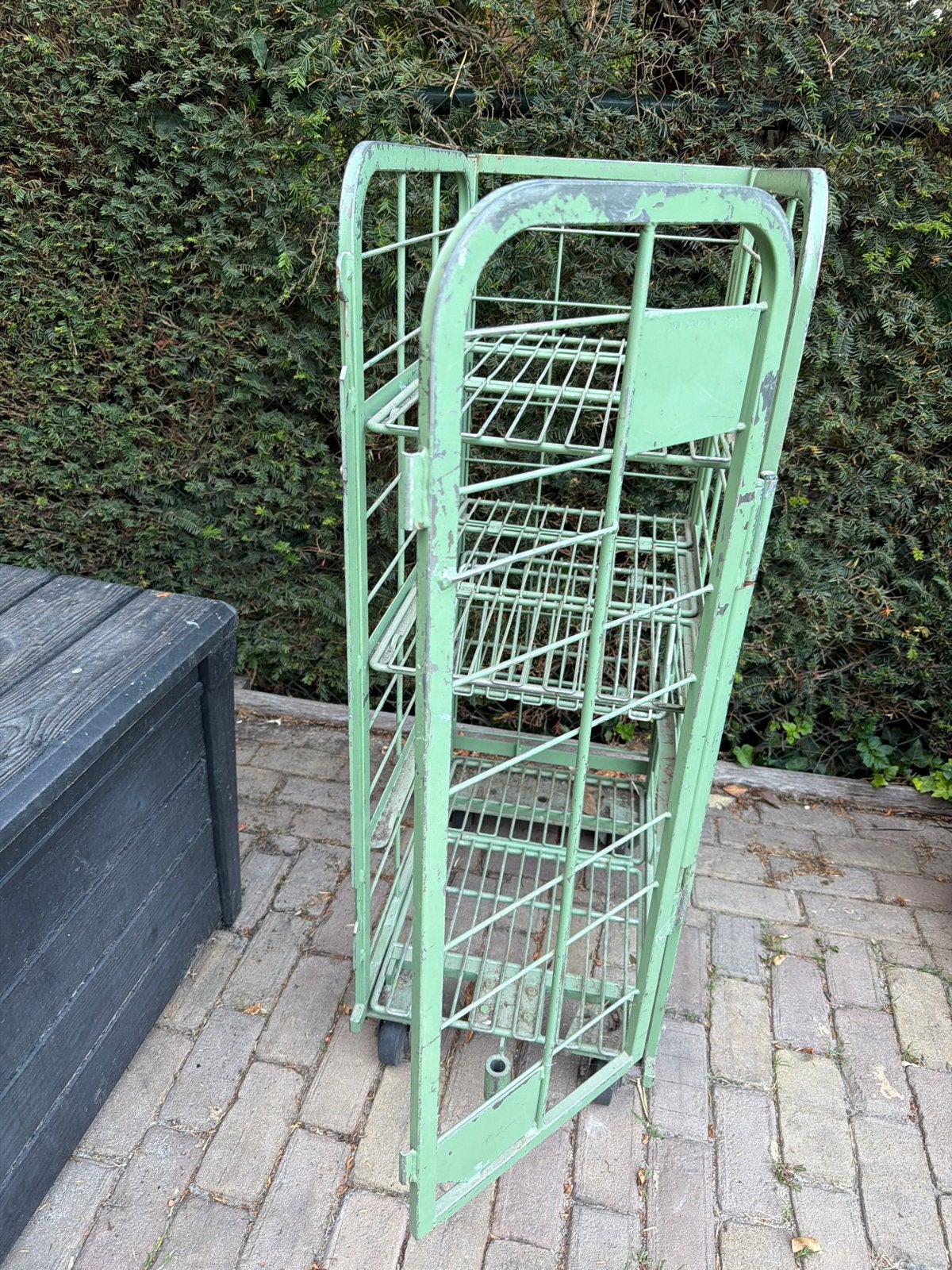 Vintage Groene Industriële Melkkar Rolcontainer met Rekken, Ophalen, Gebruikt