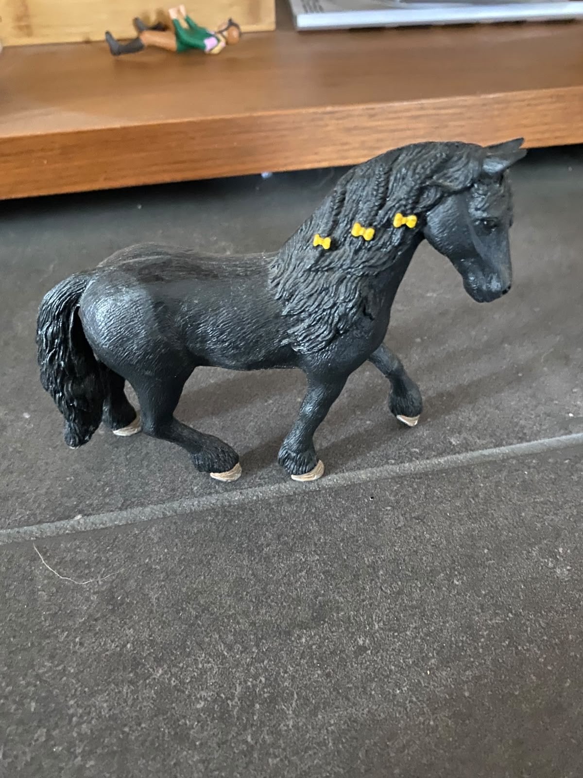 Schleich Friese paard met strikjes, Ophalen of Verzenden, Gebruikt