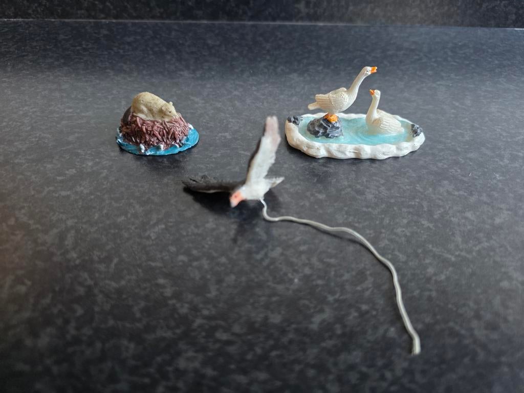 Lemax dieren 3st zwanen bever roofvogel kerstdorp modelbouw, Ophalen of Verzenden, Zo goed als nieuw