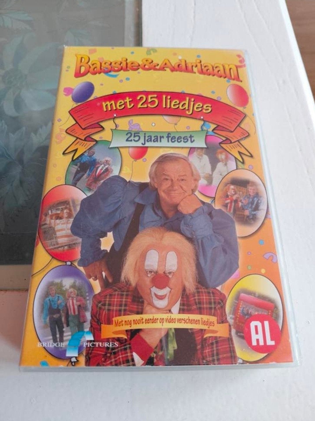 Bassie en Adriaan met 25 liedjes 25 jaar feest videoband., Cd's en Dvd's, VHS | Kinderen en Jeugd, Ophalen of Verzenden, Gebruikt