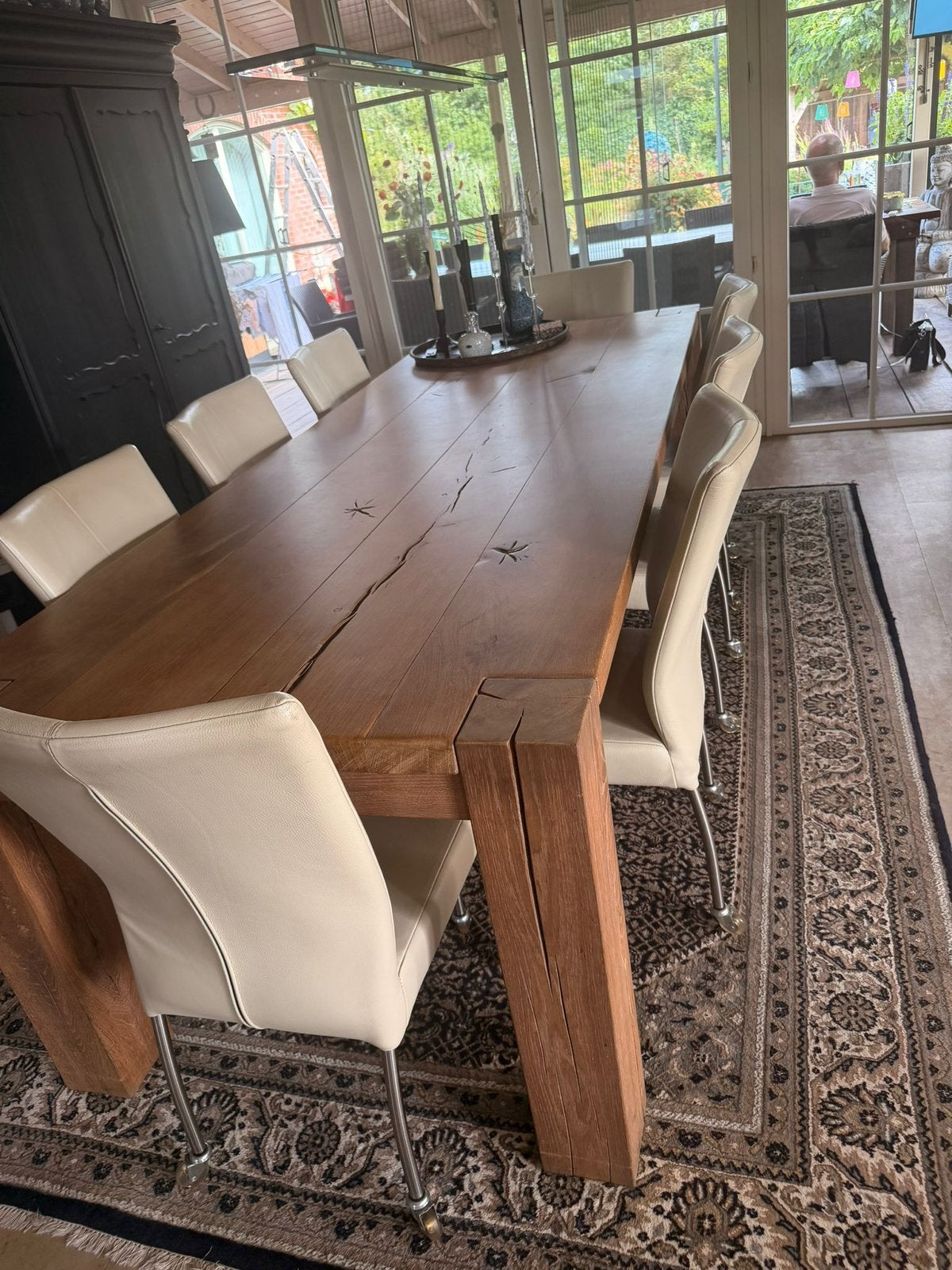Eiken tafel en 8 leren stoelen met kunststof wieltjes, Ophalen, Gebruikt, 8 stoelen of meer