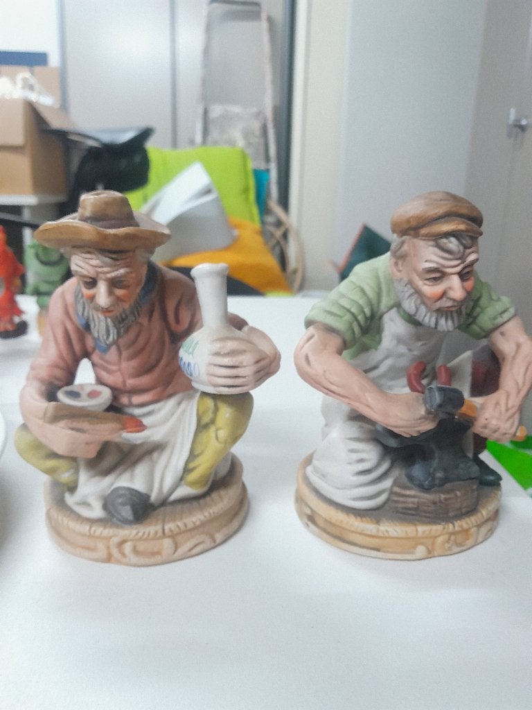 Beeldjes werkende oude mensen (2 stuks), Verzamelen, Beelden en Beeldjes, Ophalen of Verzenden, Zo goed als nieuw, Mens