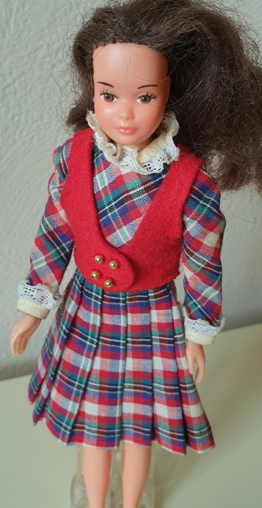 (Barbie) Skipper # 1928 rainy day checkers Mattel  1966, Verzamelen, Poppen, Ophalen of Verzenden, Kleertjes