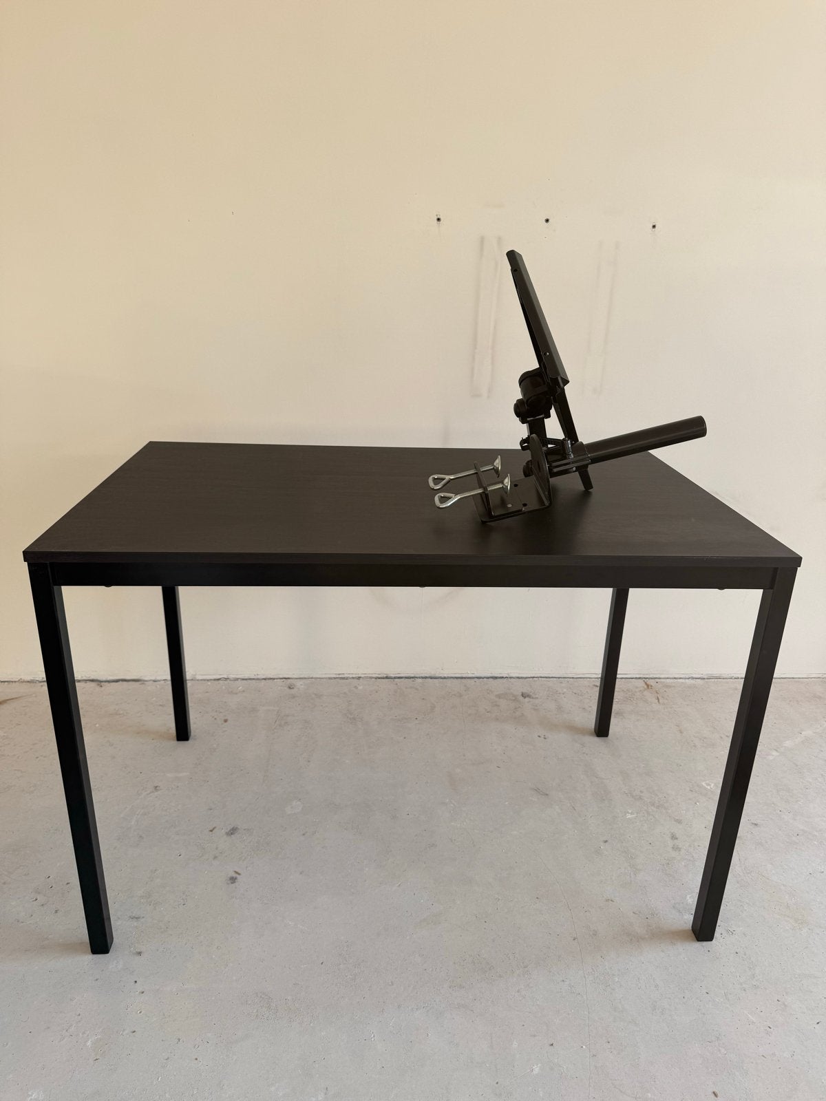 Zwart bureau / tafel met laptop houder  - 110x67x74 cm, Ophalen, Overige materialen, Gebruikt, 100 tot 150 cm