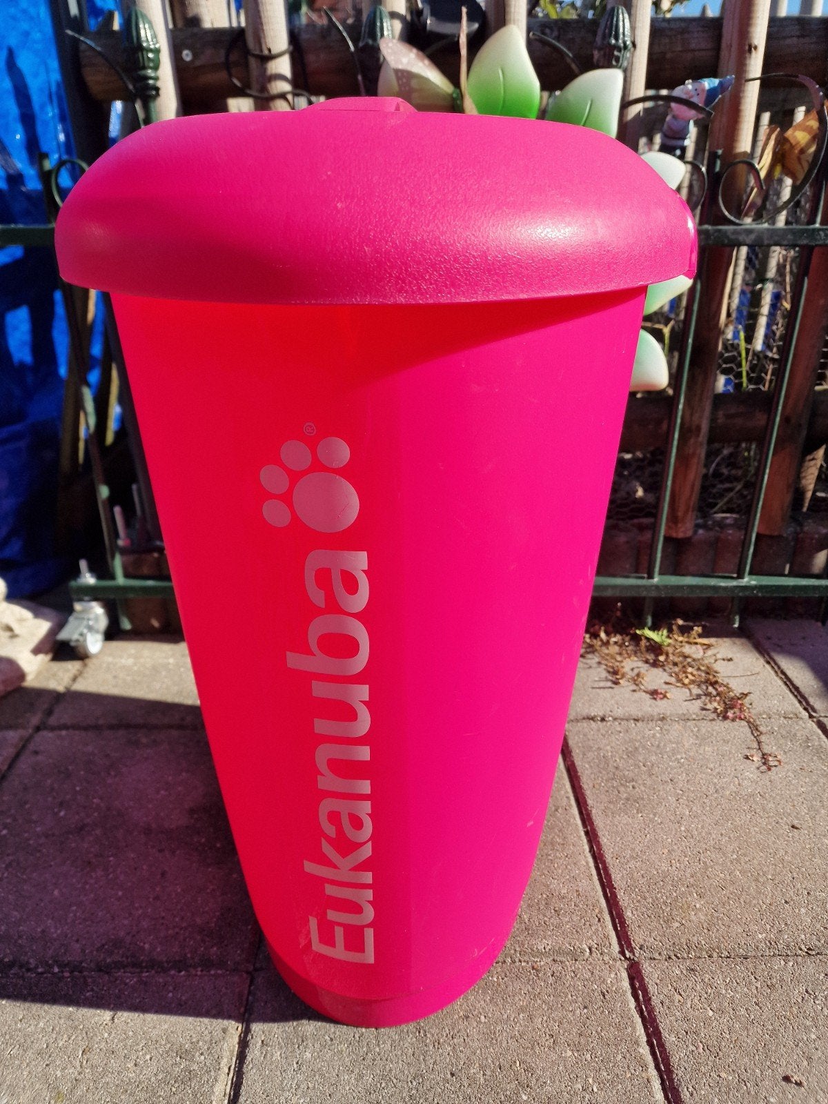 Eukanuba voederton, Ophalen, Hond
