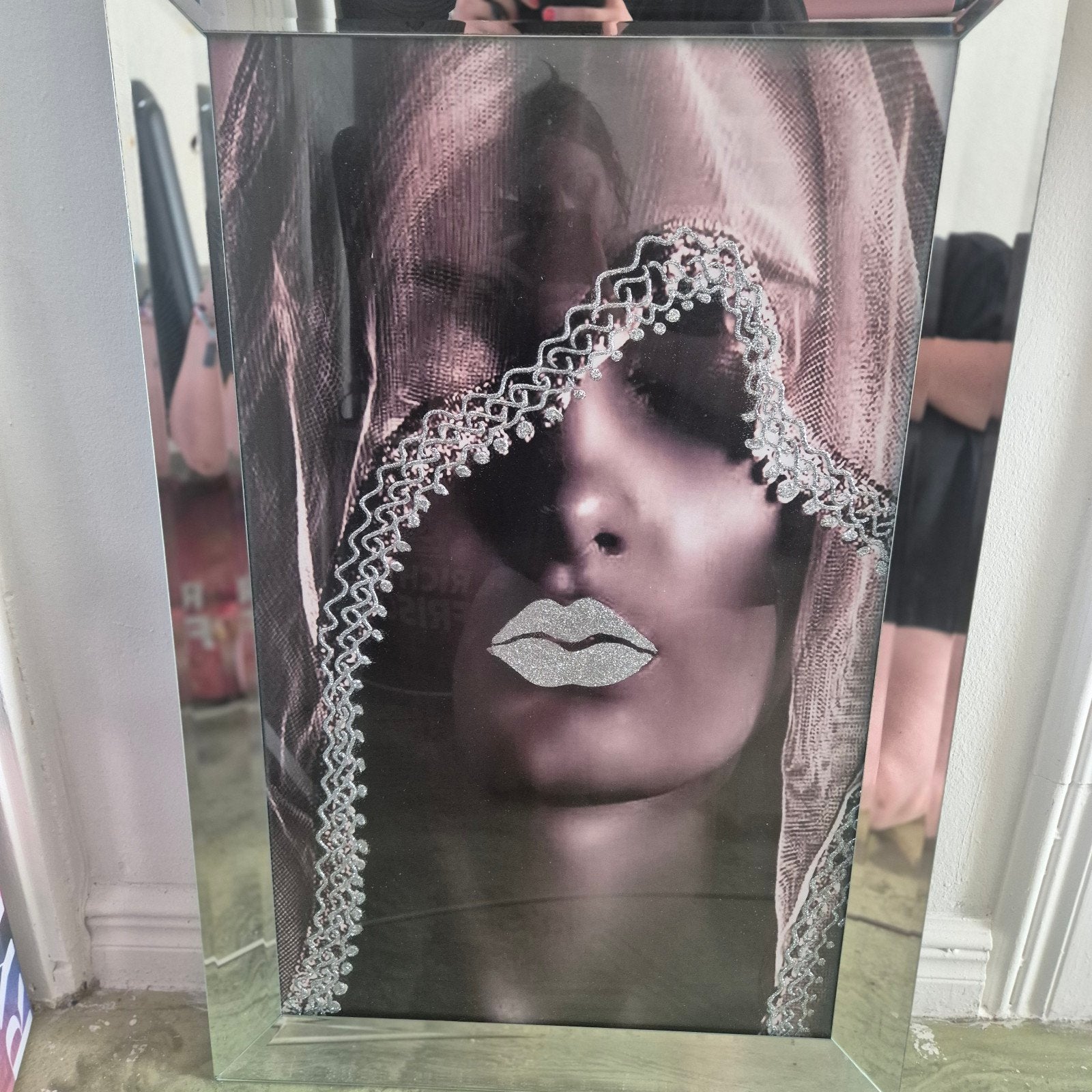 Groot glazen schilderij met spiegelrand - Vrouw met sluier, Huis en Inrichting, 50 – 75, Gebruikt, Ophalen of Verzenden, Schilderij