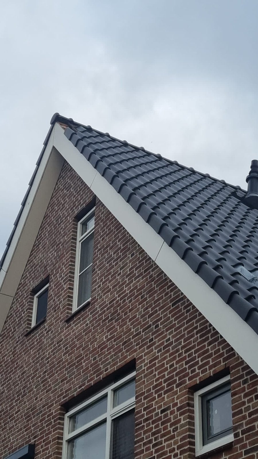 Monier 6 Dakpannen Goede Staat, Doe-het-zelf en Verbouw, Dakpannen en Dakbedekking, Steen of Klei, Zwart, Ophalen of Verzenden