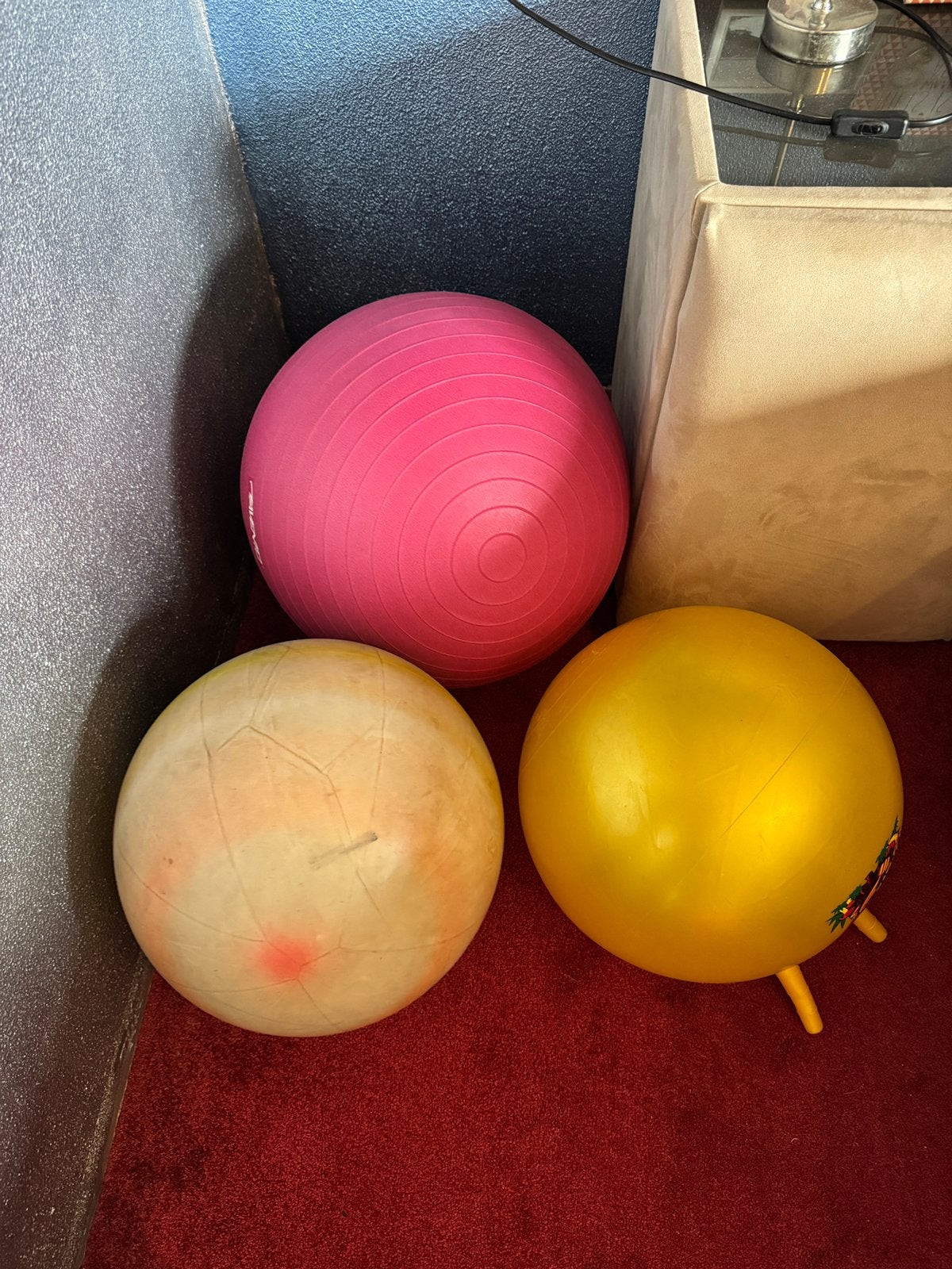 Twee fitnesballen en een skippybal, Sport en Fitness, Fitnessmaterialen, Ophalen, Gebruikt, Fitnessbal