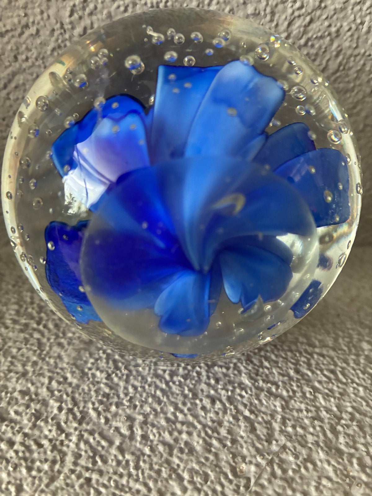 Glazen Presse papier met blauwe bloem en bubbels, Ophalen of Verzenden