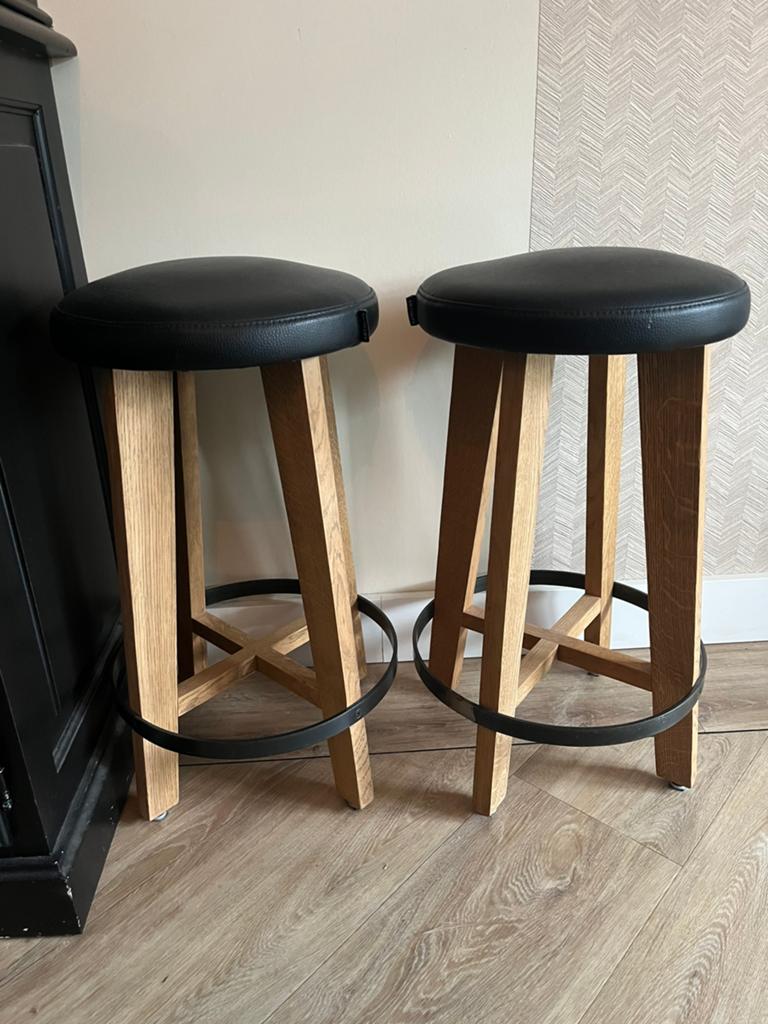 Satelliet barkrukken hout met zwart, Ophalen, 60 tot 90 cm, Zo goed als nieuw, Hout