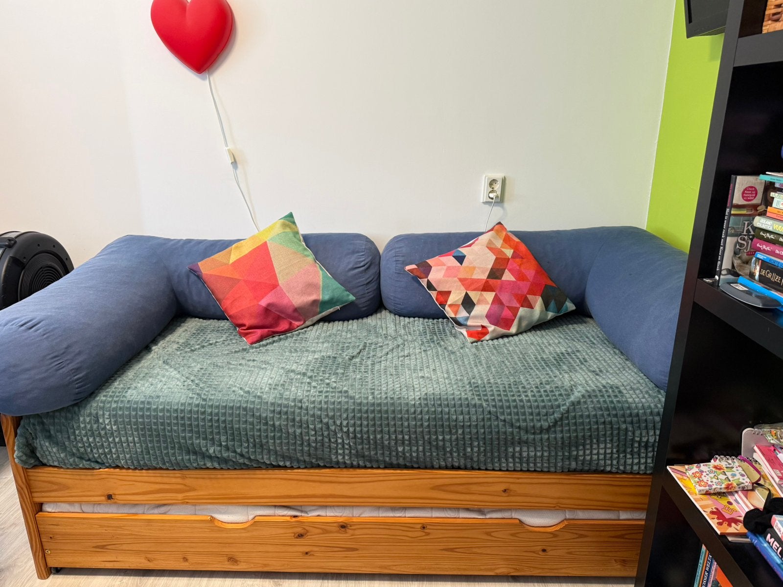 Bed met extra logeerbed, bank ,kussens,matras, Huis en Inrichting, 90 cm, Eenpersoons, Ophalen of Verzenden, Zo goed als nieuw