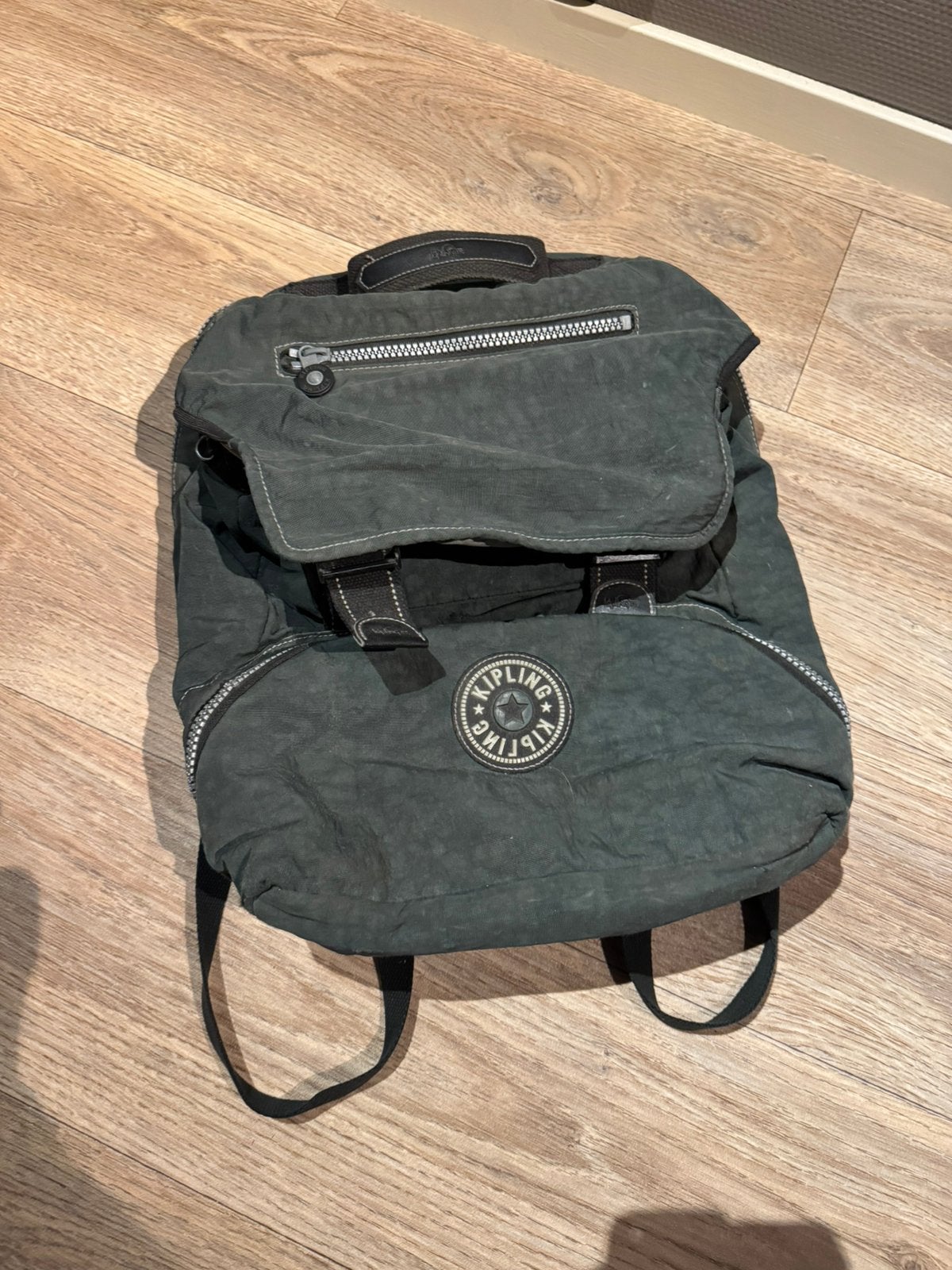 Twee grote Kipling rugtassen., Gebruikt, Kipling, Ophalen of Verzenden, Minder dan 25 cm