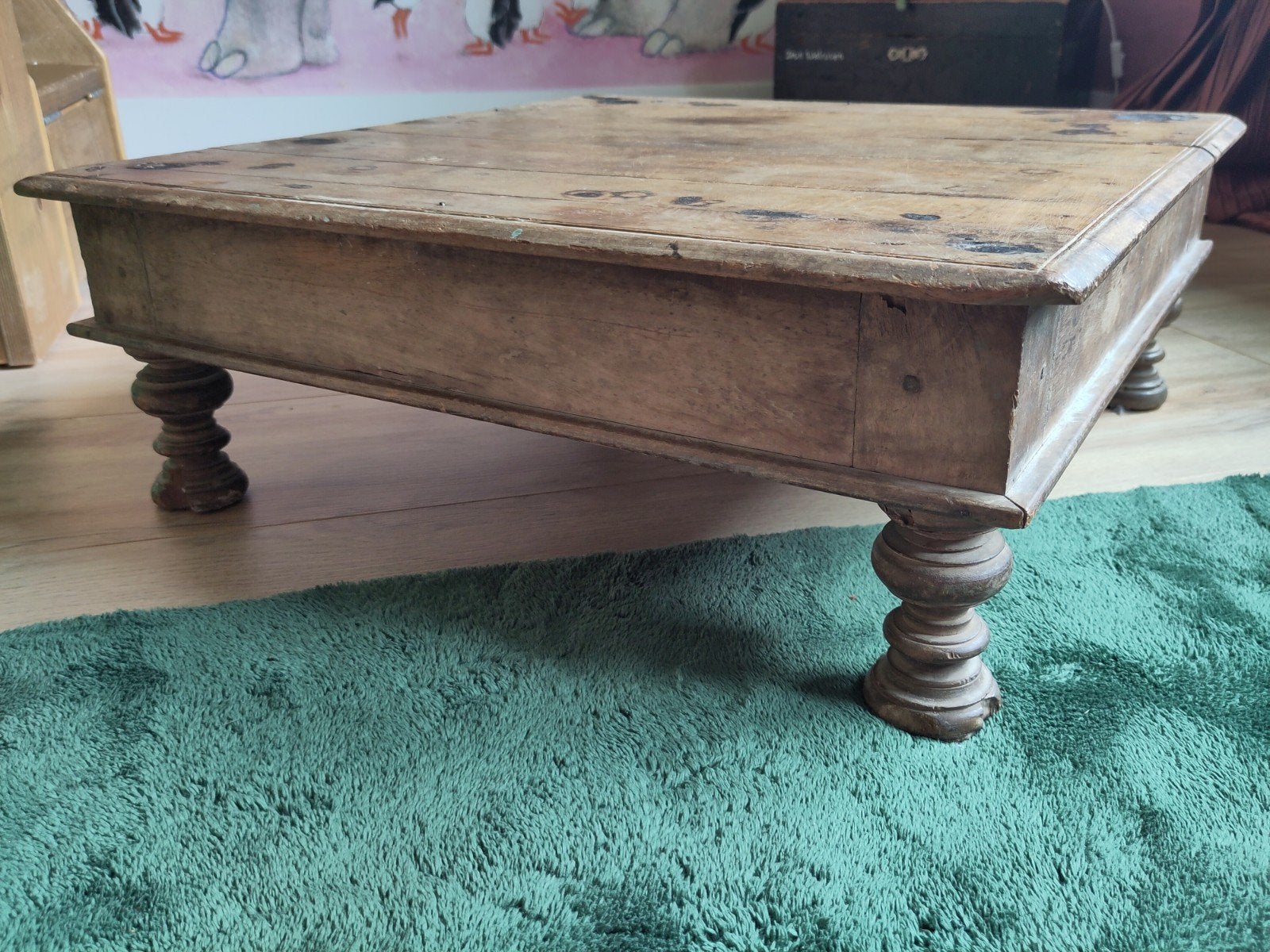 Indiase bajot salontafel, Ophalen