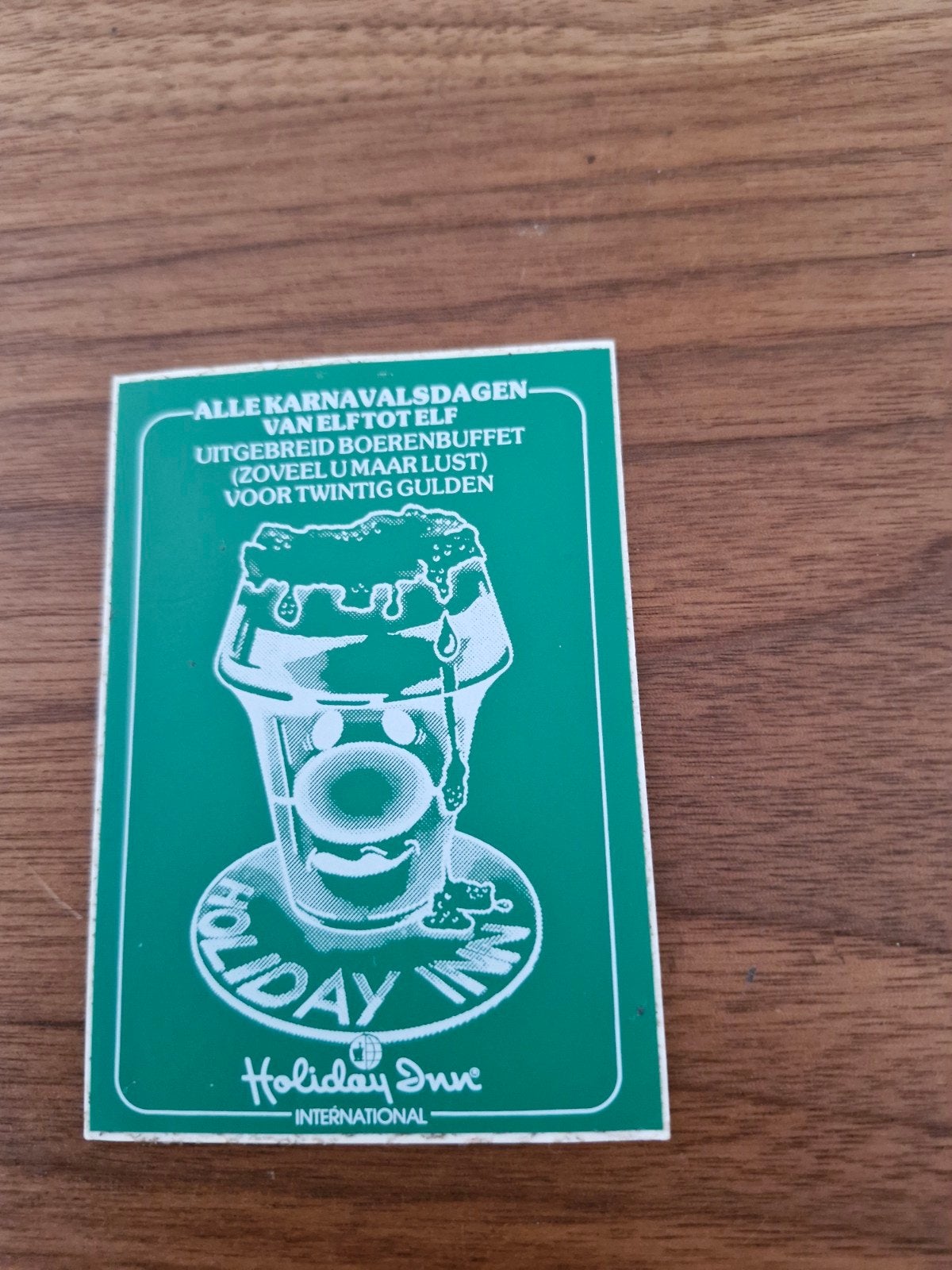 8589 Vintage Holiday Inn Sticker - Carnaval Boerenbuffet, Verzamelen, Ophalen of Verzenden, Gebruikt, Bedrijf of Vereniging