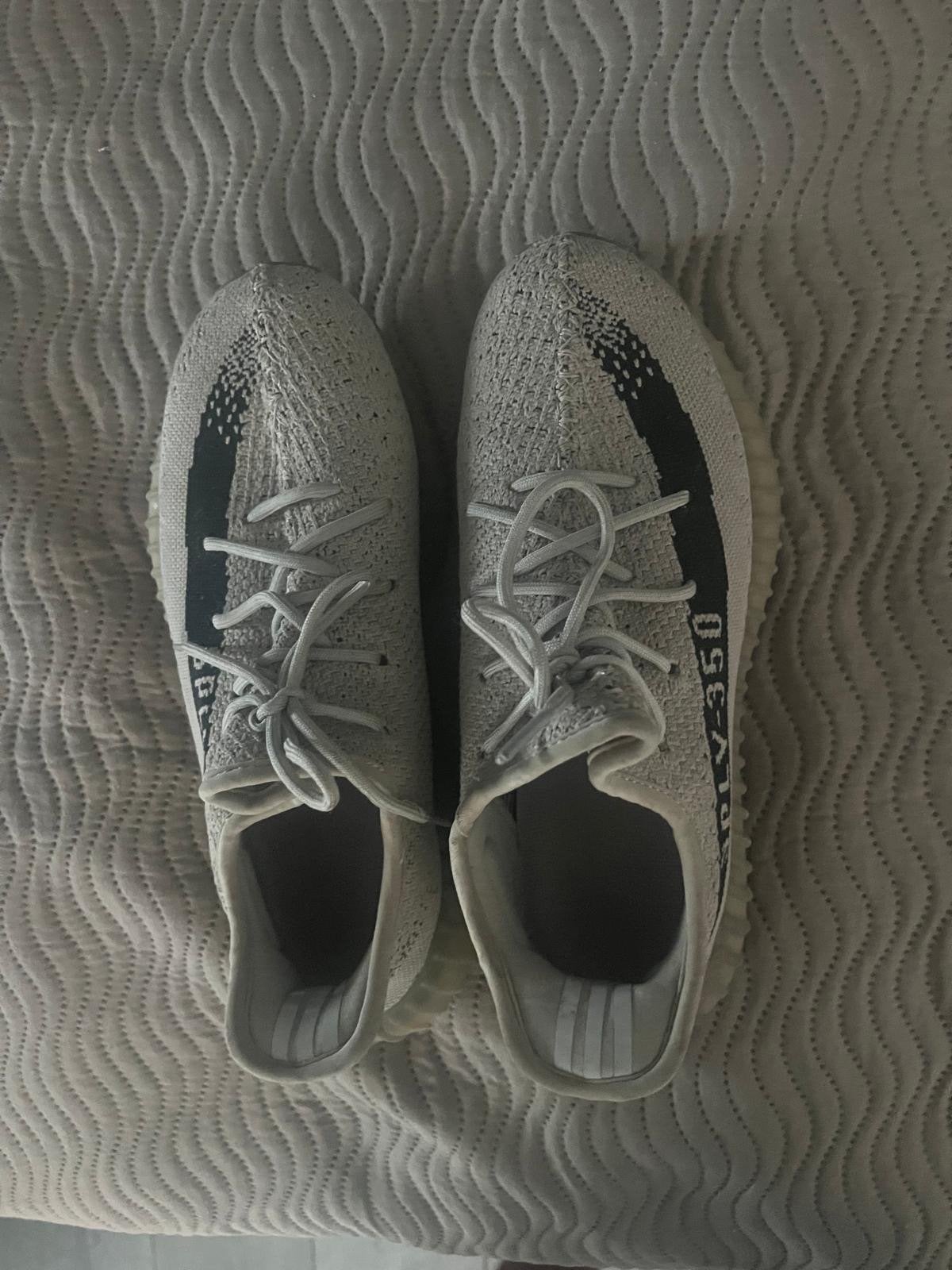 Adidas Yeezy Boost 350 V2 - Lichtgrijs/Zwart 42,5, Kleding | Dames, Ophalen of Verzenden, Gedragen, Grijs, Sneakers of Gympen
