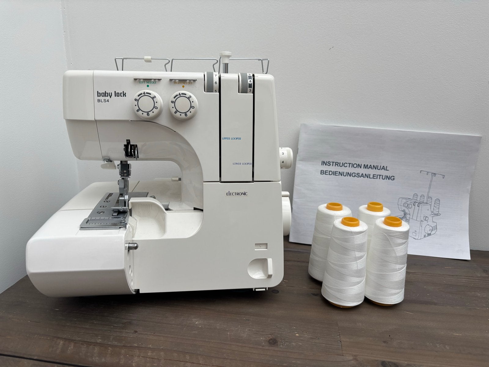 Baby Lock BLS4 Lockmachine, Ophalen, Zo goed als nieuw, Lockmachine