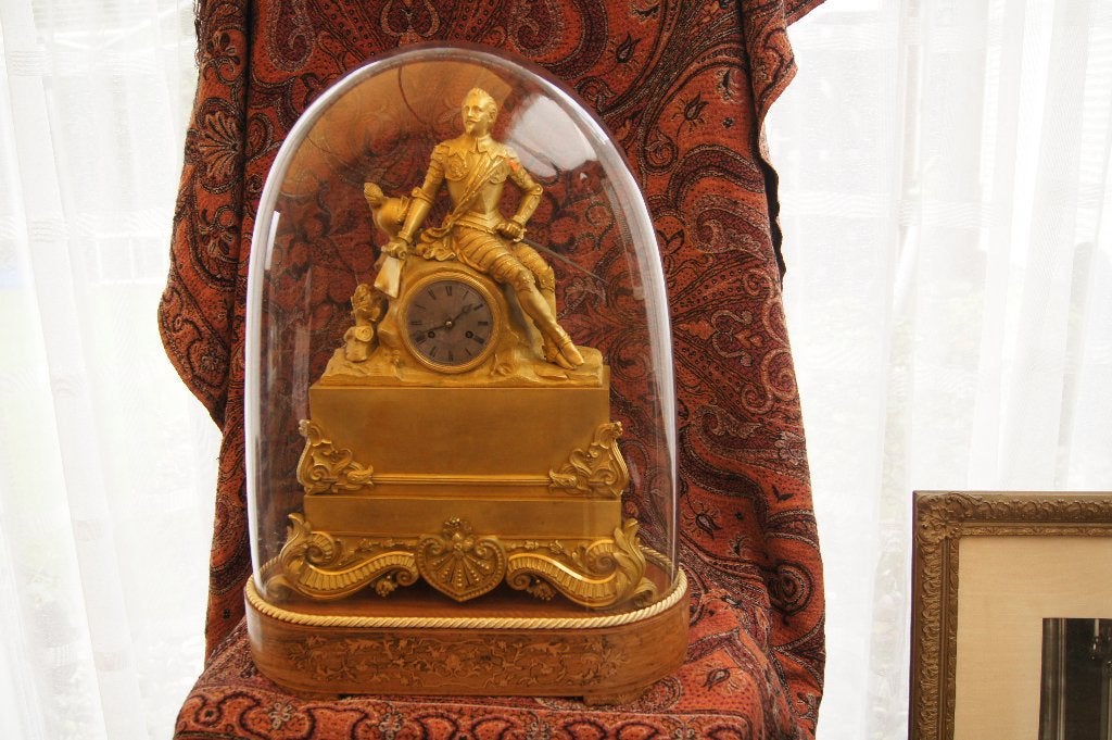 Klok onder een  stolp bewerkt houten console Vuurverguld, Antiek en Kunst, Ophalen of Verzenden