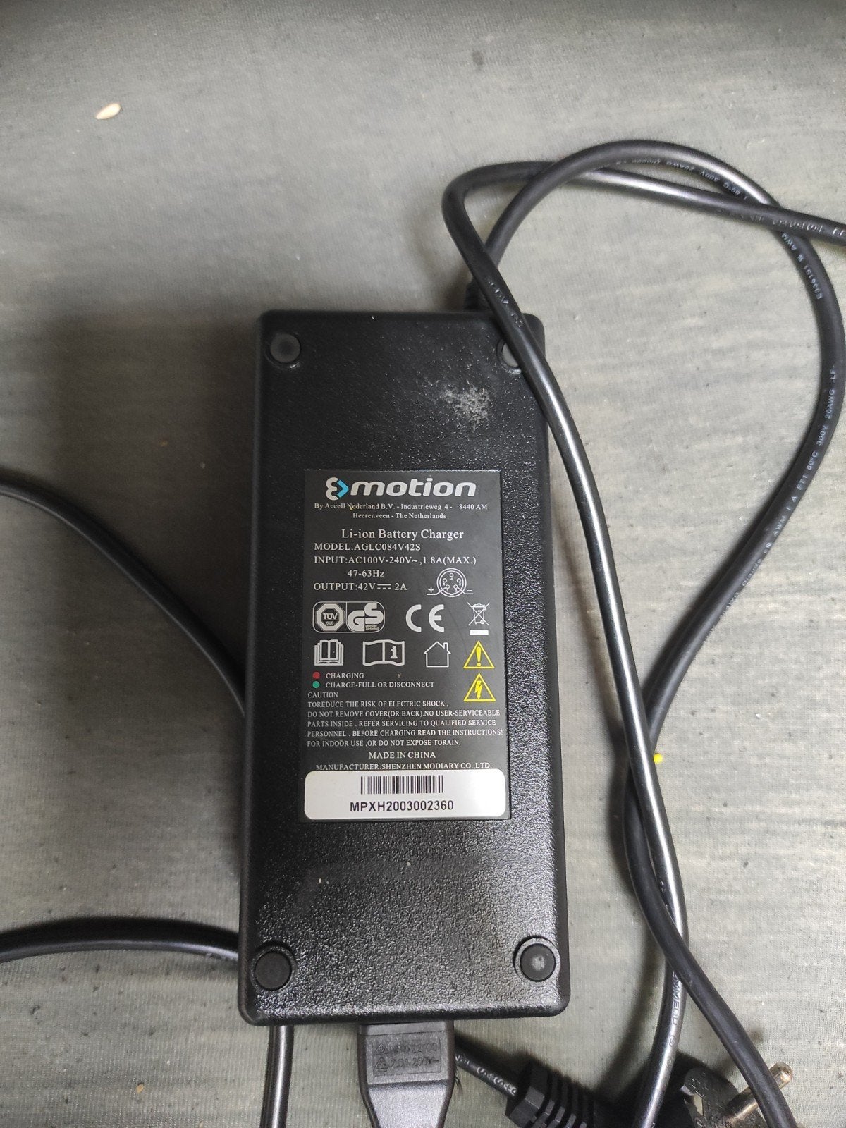 E-motion Li-ion Acculader 42V 2A (AGLC90423), Ophalen of Verzenden