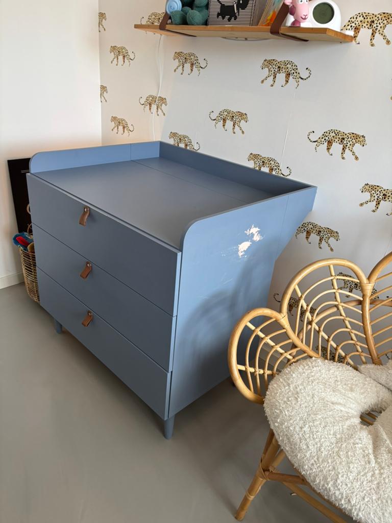 Blauwe commode met 3 lades en opstaande rand, Kinderen en Baby's, Kinderkamer | Commodes en Kasten, Ophalen, Gebruikt, 50 tot 70 cm
