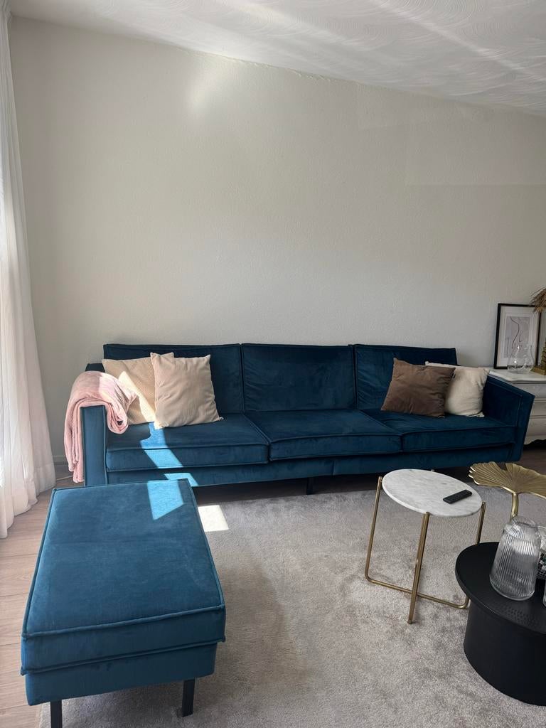 Velvet blauwe bank met bijpassende hocker, Ophalen, 125 cm of meer, 125 cm of meer, Zo goed als nieuw